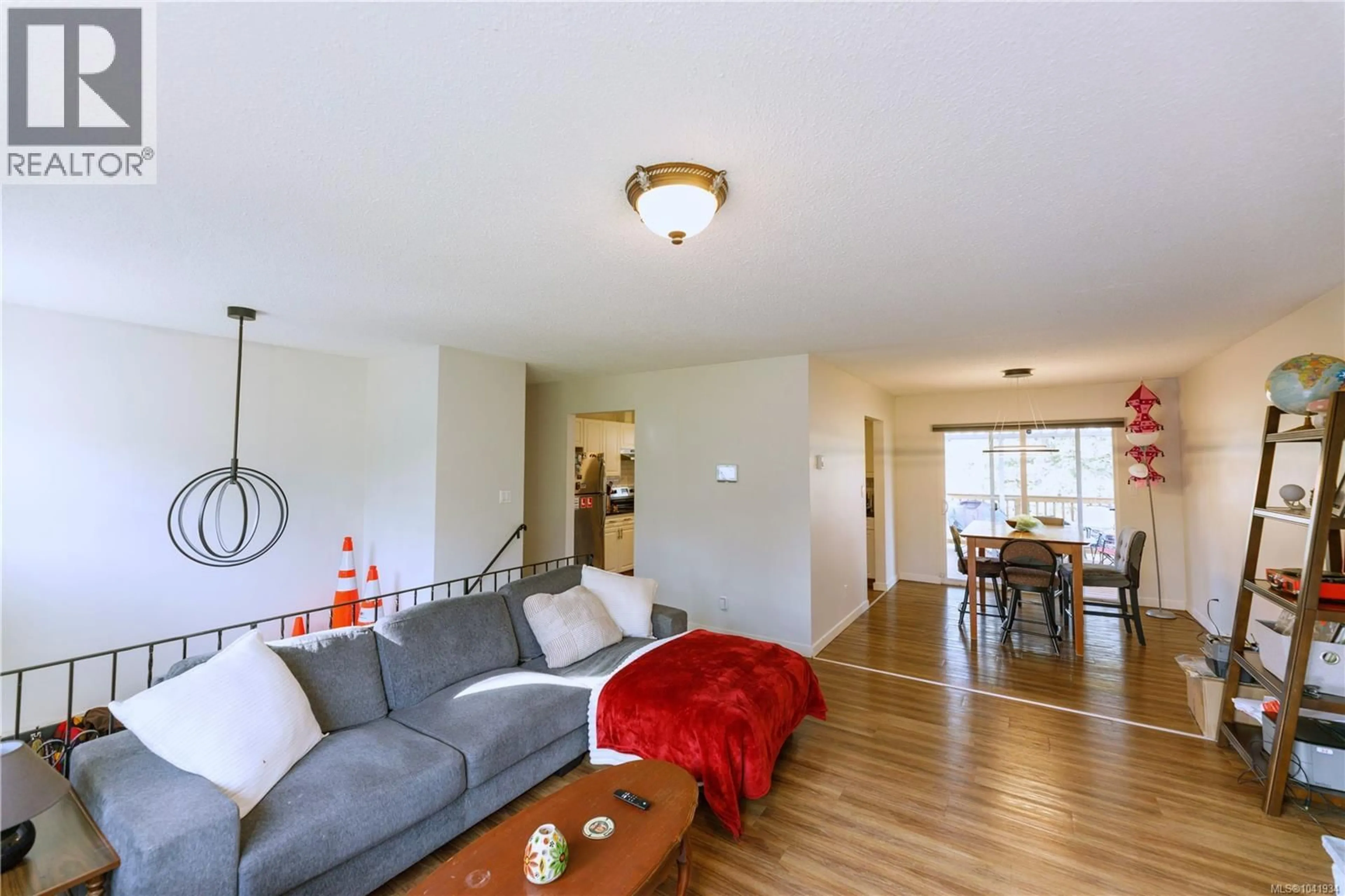 Living room with furniture, wood/laminate floor for 3161 MARION WAY, Nanaimo British Columbia V9T3Z8