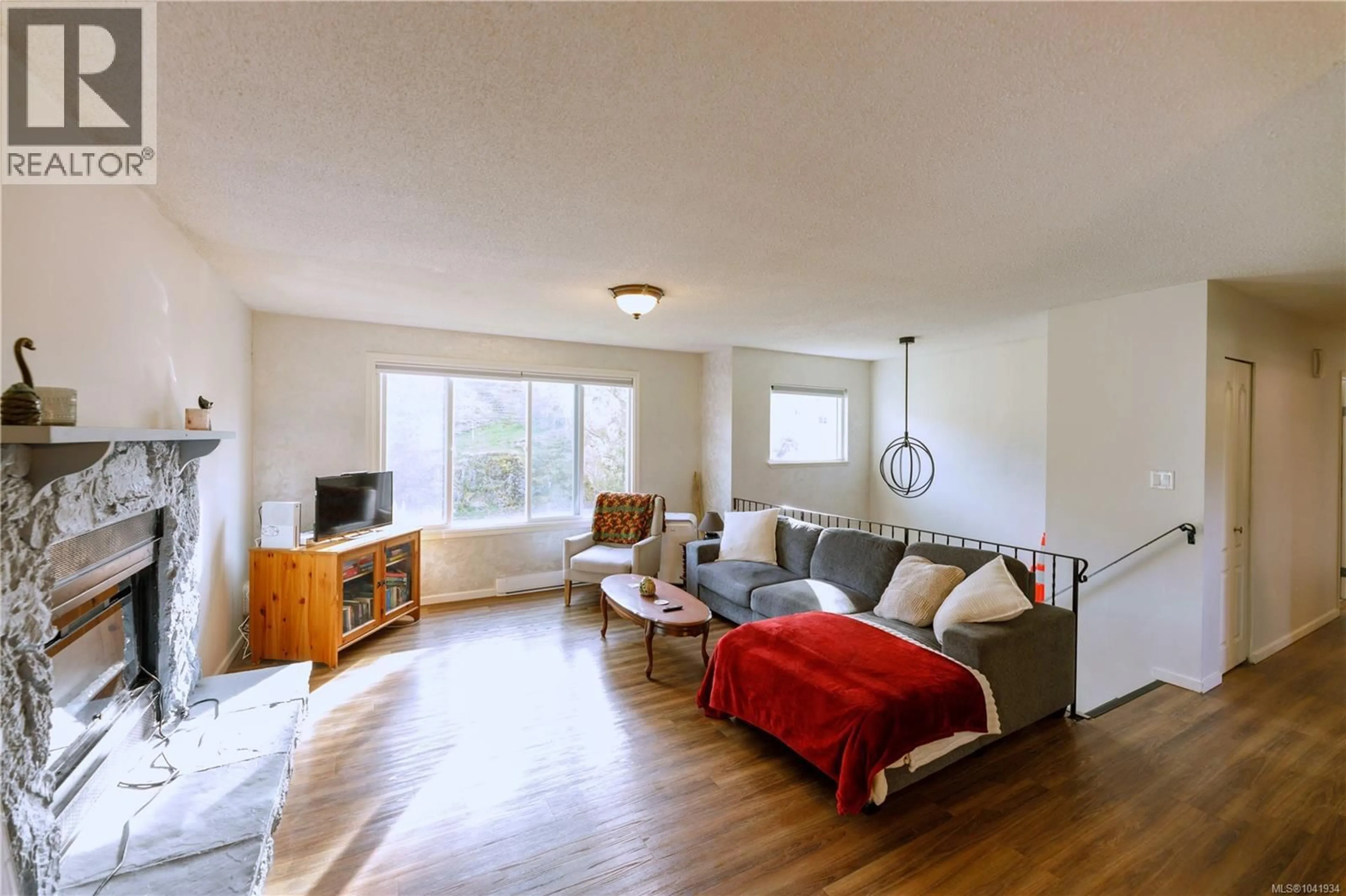 Living room with furniture, wood/laminate floor for 3161 MARION WAY, Nanaimo British Columbia V9T3Z8