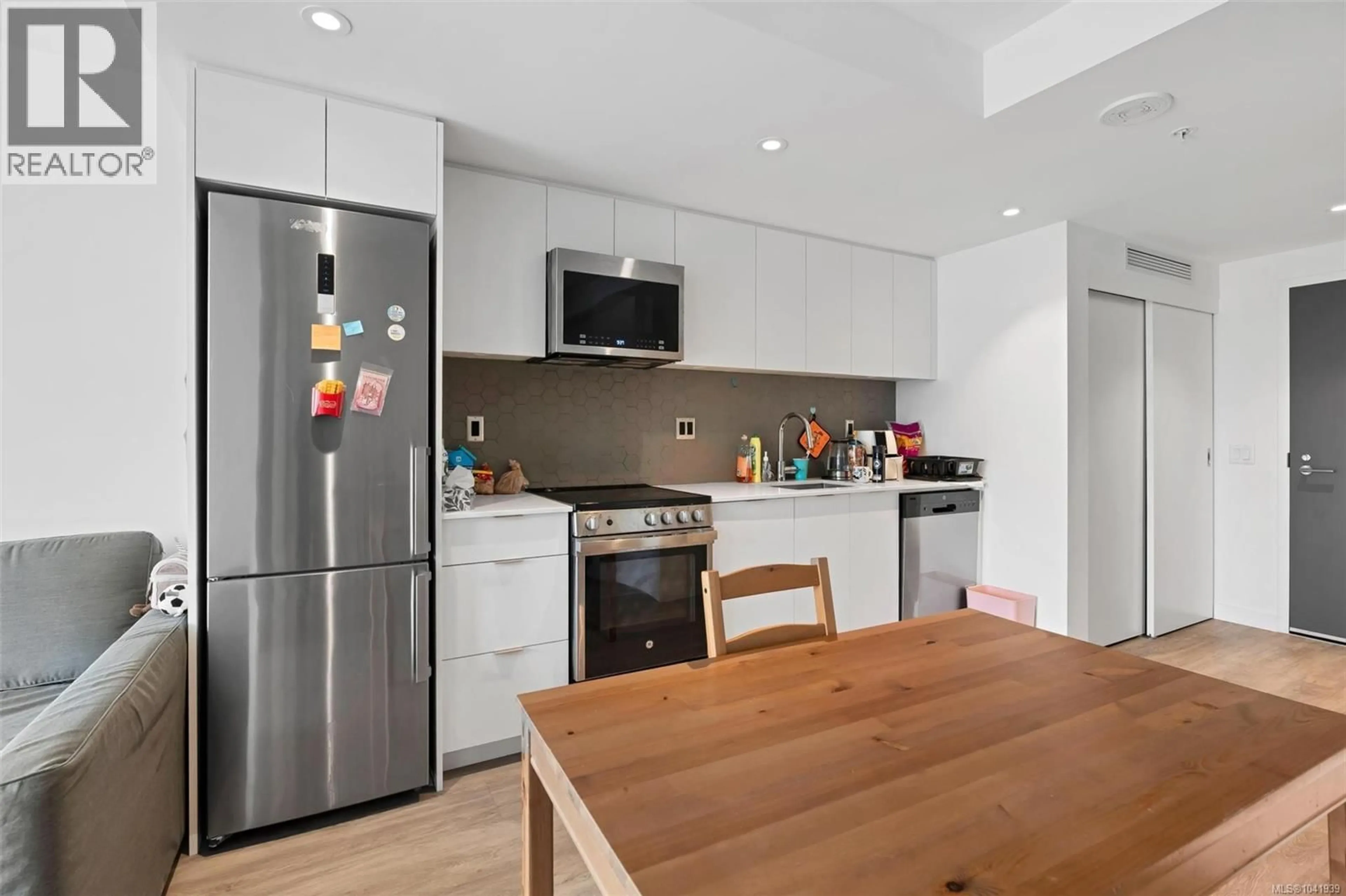 Standard kitchen, unknown for 503 - 845 JOHNSON STREET, Victoria British Columbia V8W0G3