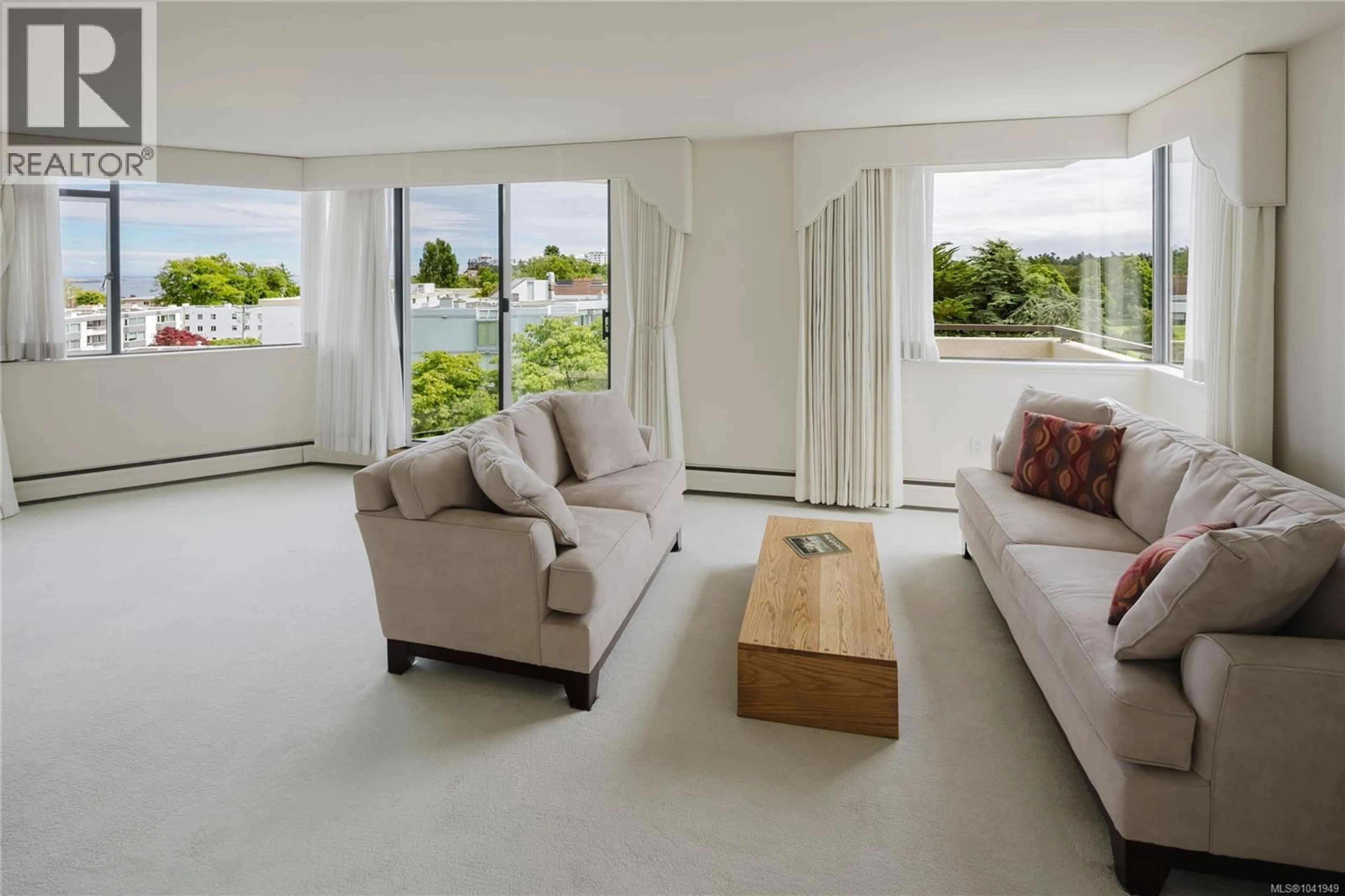Living room with furniture, unknown for 603 - 1420 BEACH DRIVE, Oak Bay British Columbia V8S2N8