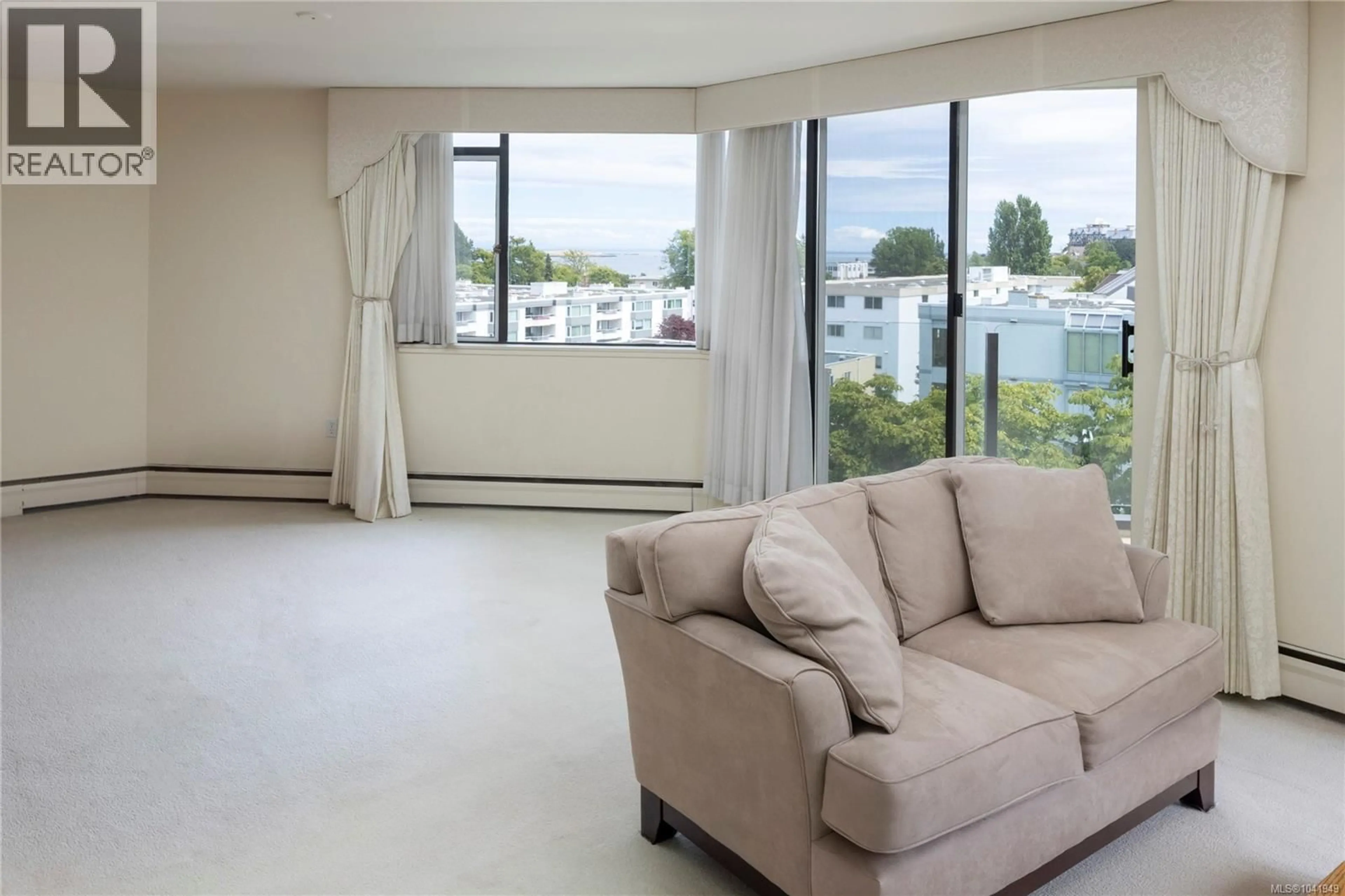 Living room with furniture, unknown for 603 - 1420 BEACH DRIVE, Oak Bay British Columbia V8S2N8