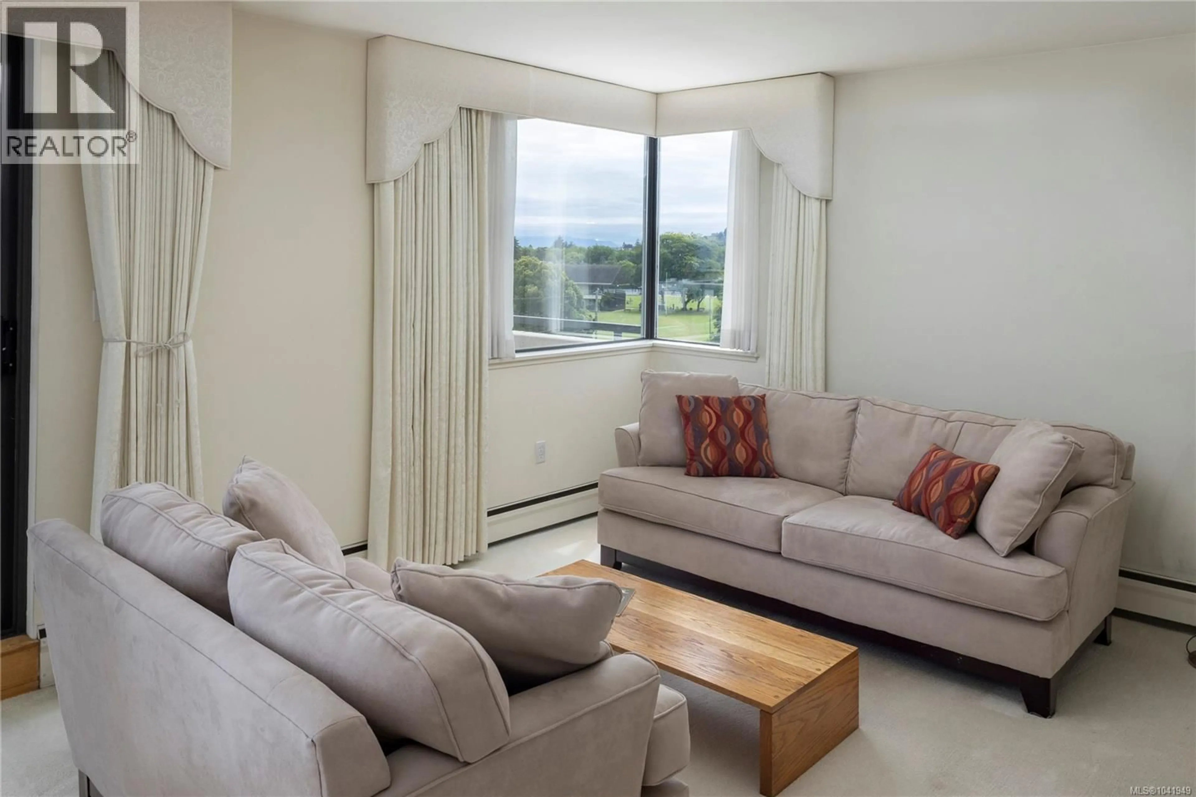 Living room with furniture, unknown for 603 - 1420 BEACH DRIVE, Oak Bay British Columbia V8S2N8