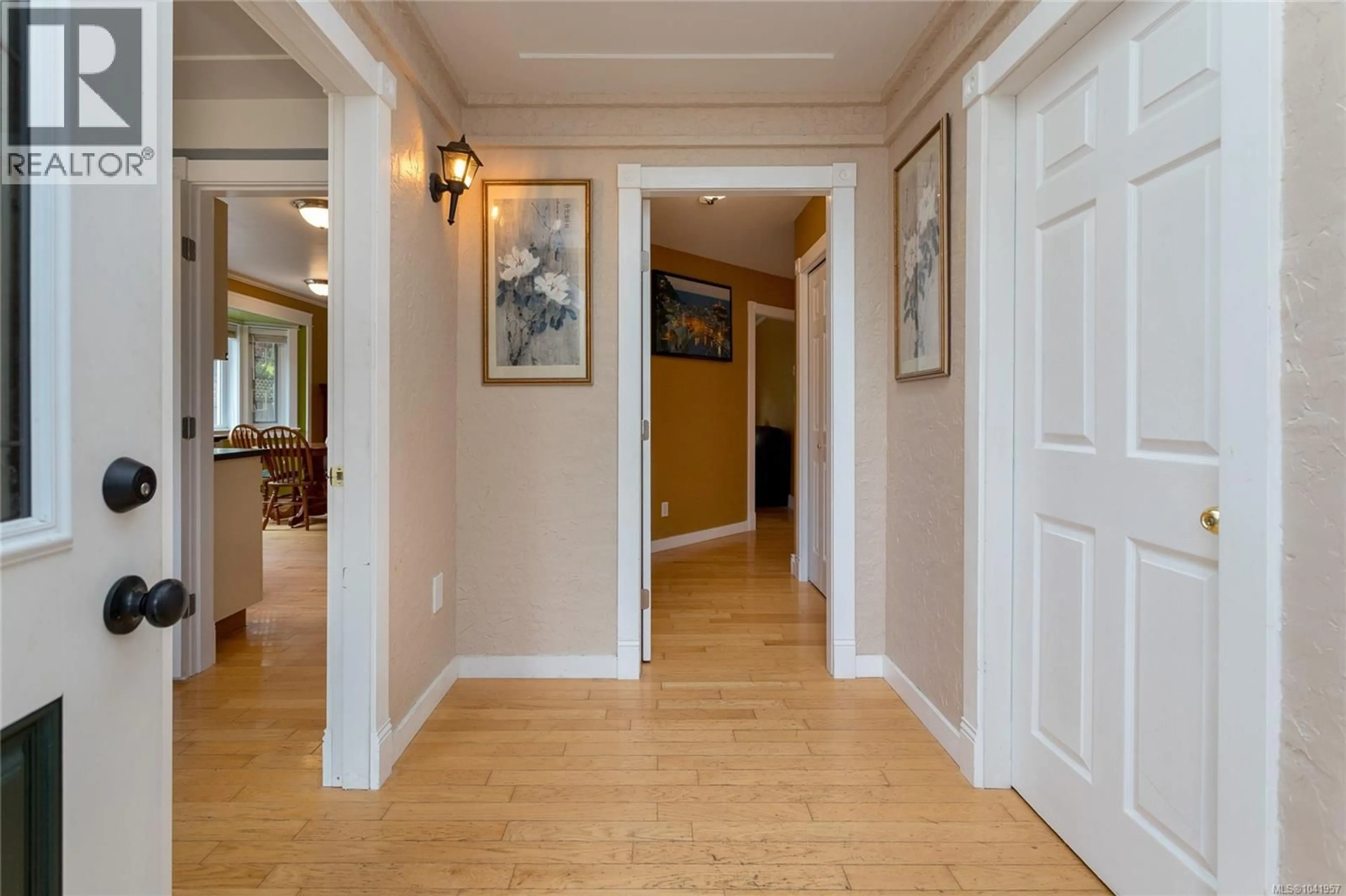 Indoor foyer for 4044 MALTON AVENUE, Saanich British Columbia V8X4X1