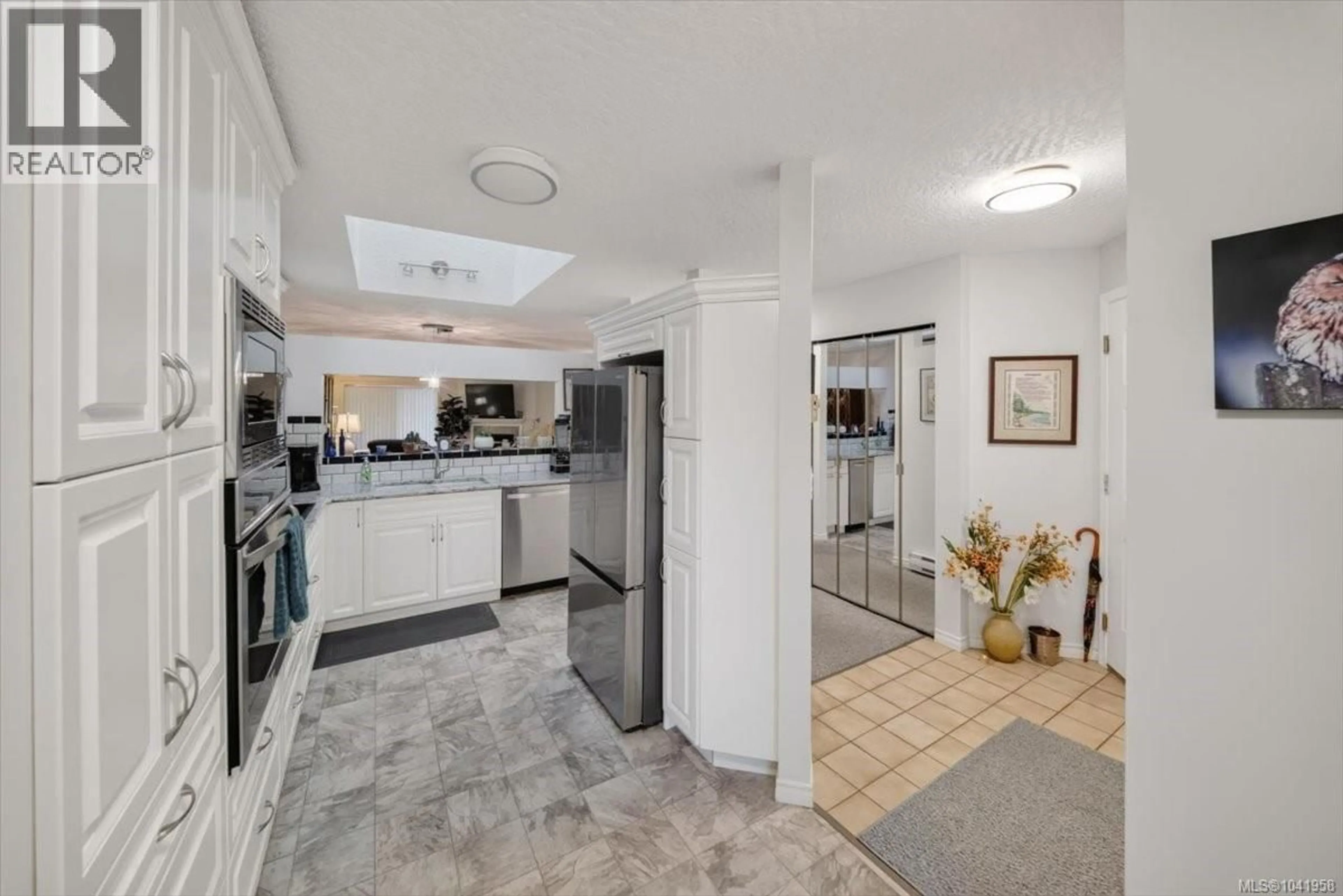 Open concept kitchen, ceramic/tile floor for 5 - 3049 BRITTANY DRIVE, Colwood British Columbia V9B5P8