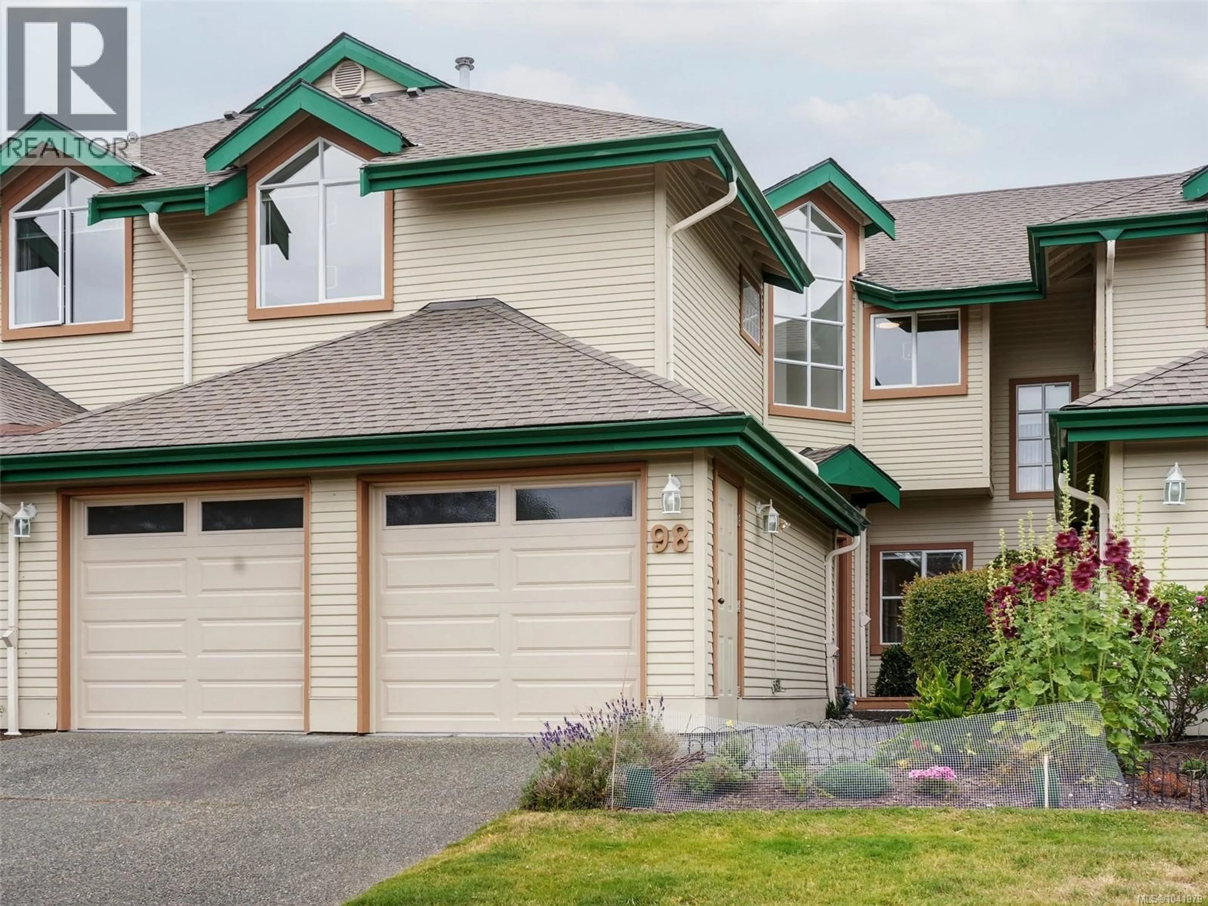 Home with vinyl exterior material, street for 98 - 530 MARSETT PLACE, Saanich British Columbia V8Z7J2