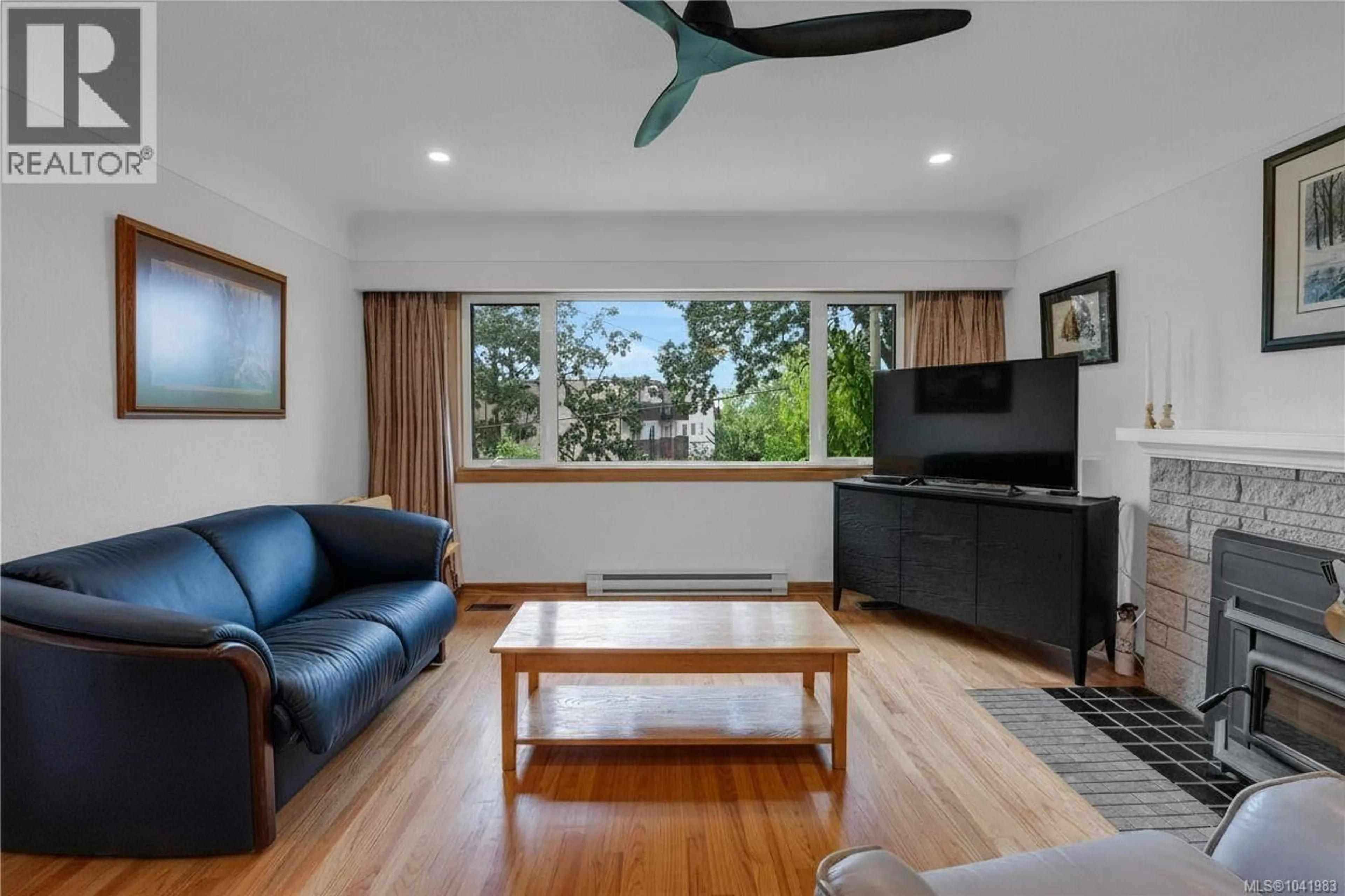 Living room with furniture, wood/laminate floor for 628 FERNHILL ROAD, Esquimalt British Columbia V9A4Y9