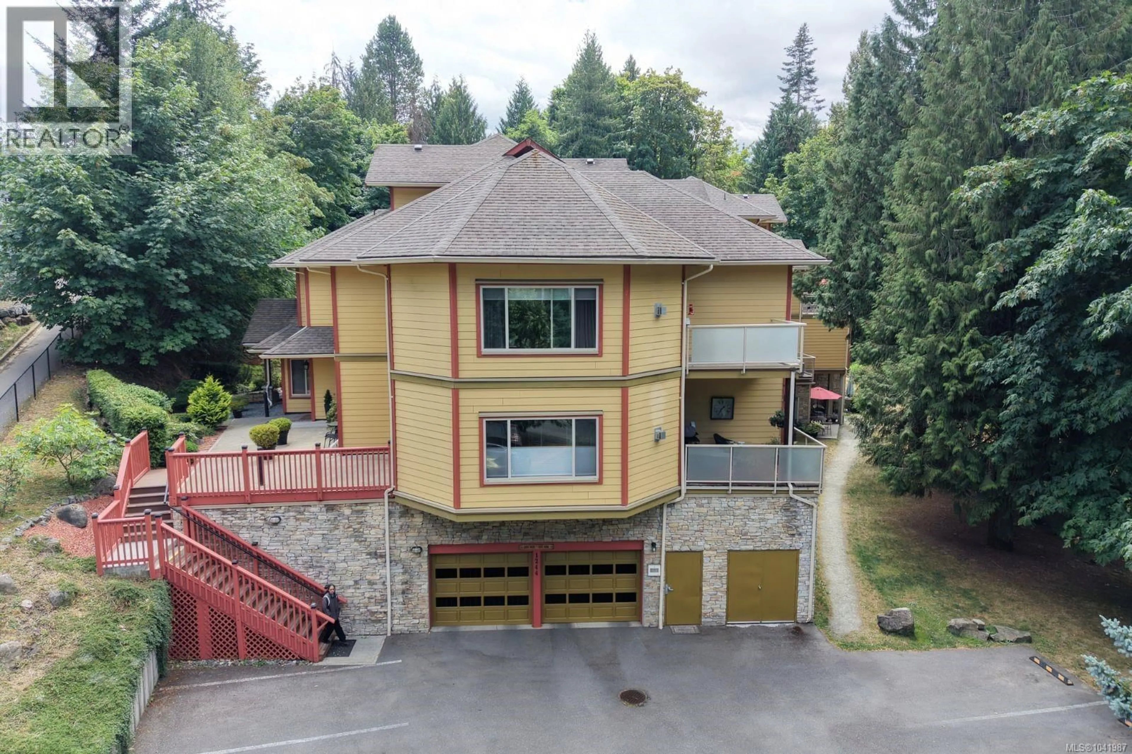 A pic from outside/outdoor area/front of a property/back of a property/a pic from drone, street for 302 - 1244 4TH AVENUE, Ladysmith British Columbia V9G0A6