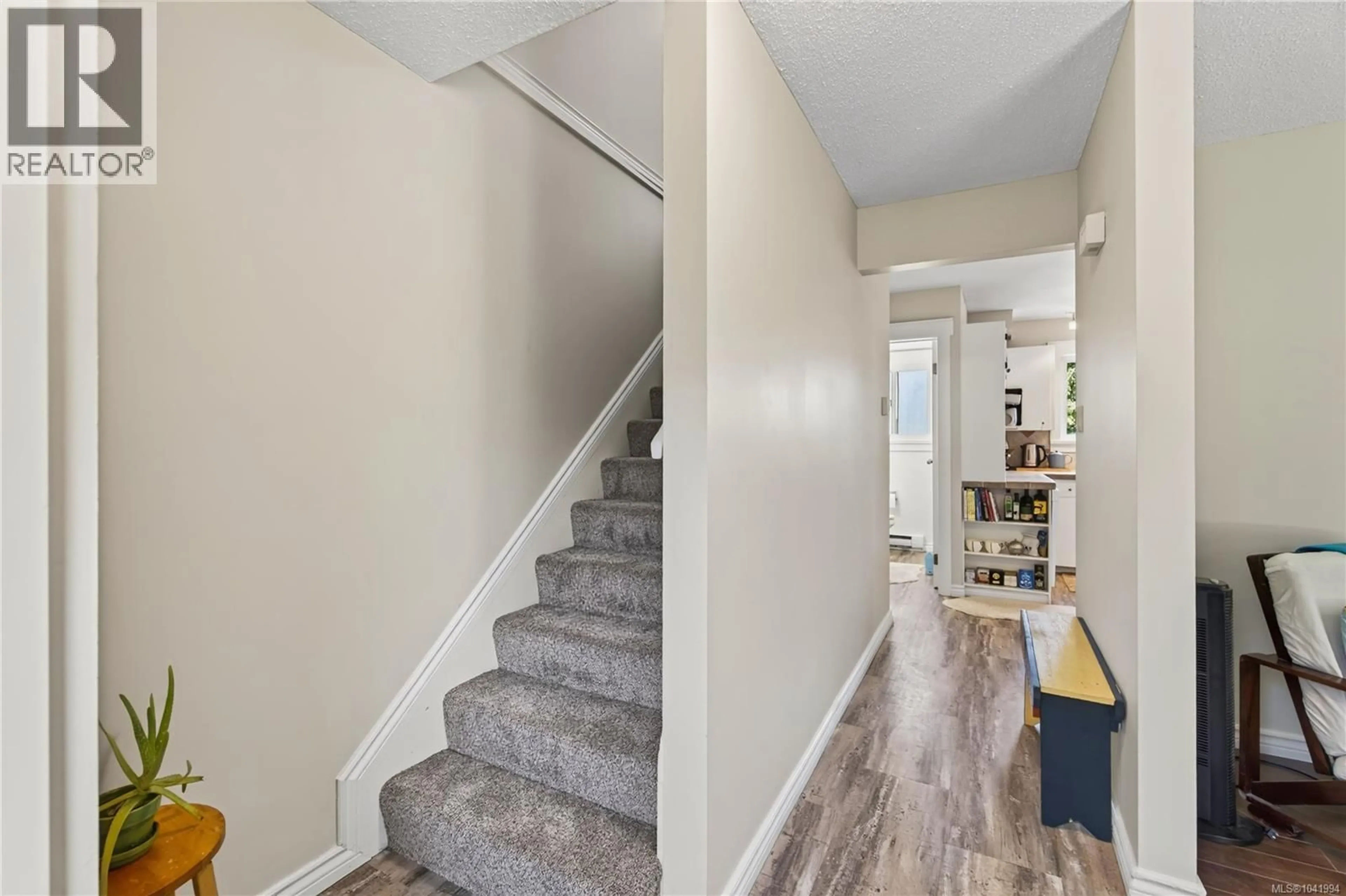 Indoor entryway for 5524-5526 LOST LAKE ROAD, Nanaimo British Columbia V9T5G4