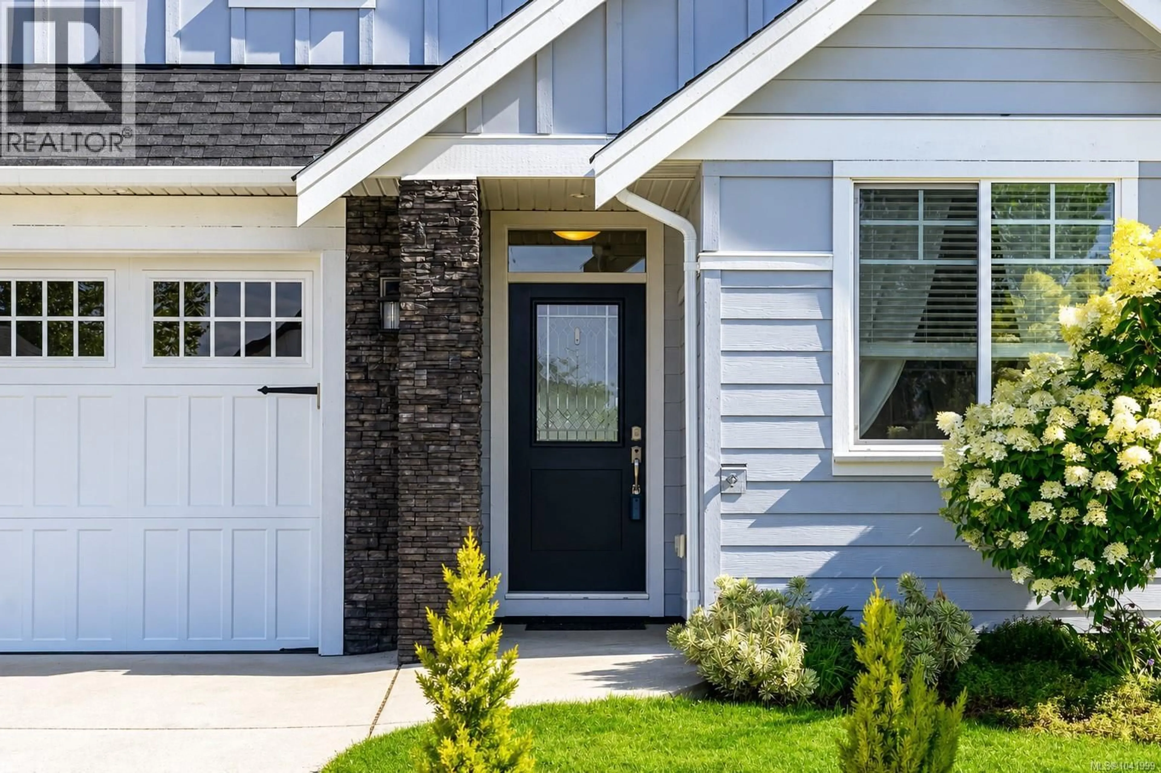 Home with vinyl exterior material, street for 2036 MOUNTAIN VISTA DRIVE, Nanaimo British Columbia V9T0L4