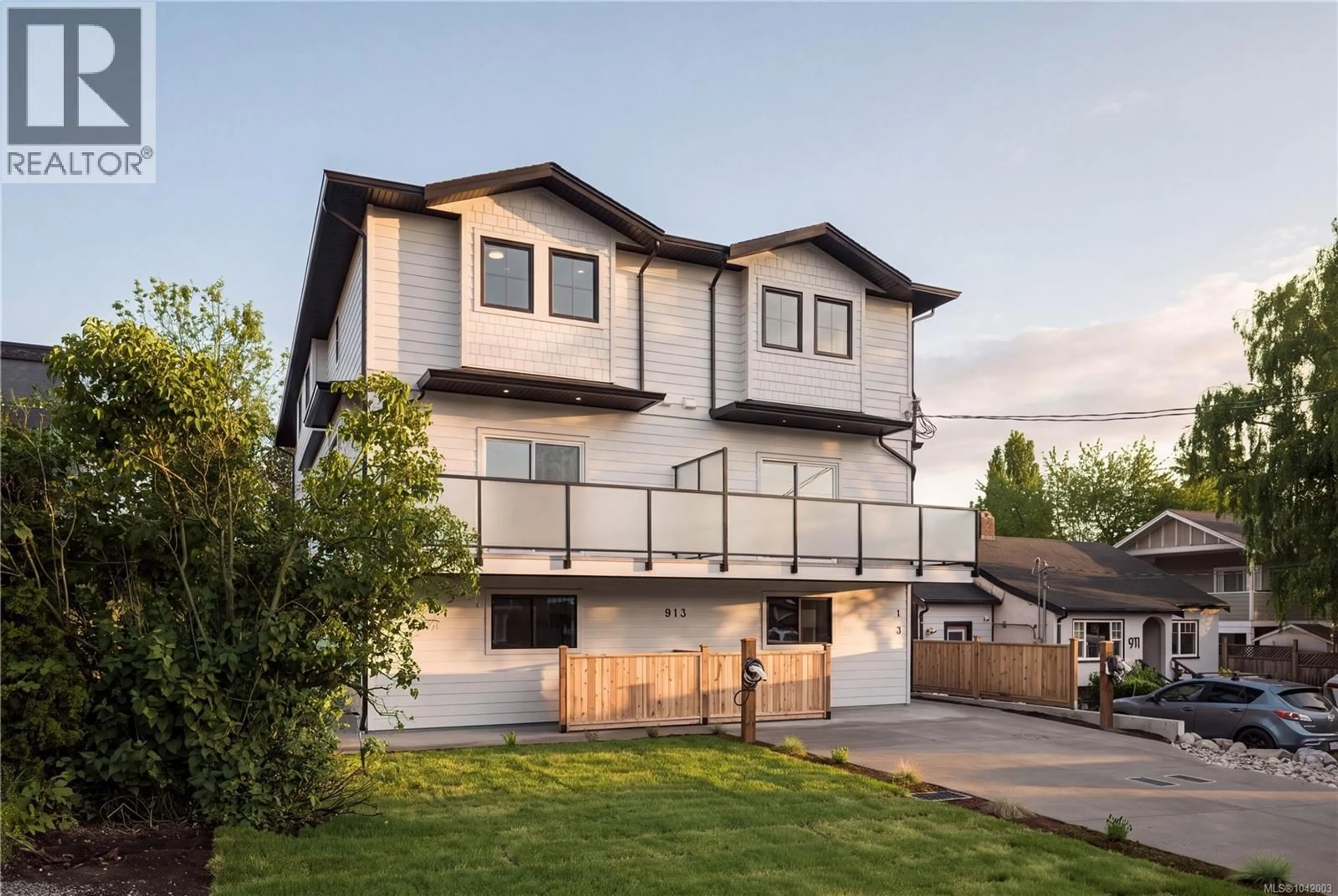 Home with vinyl exterior material, street for 3 - 913 DALE STREET, Saanich British Columbia V8X2V9