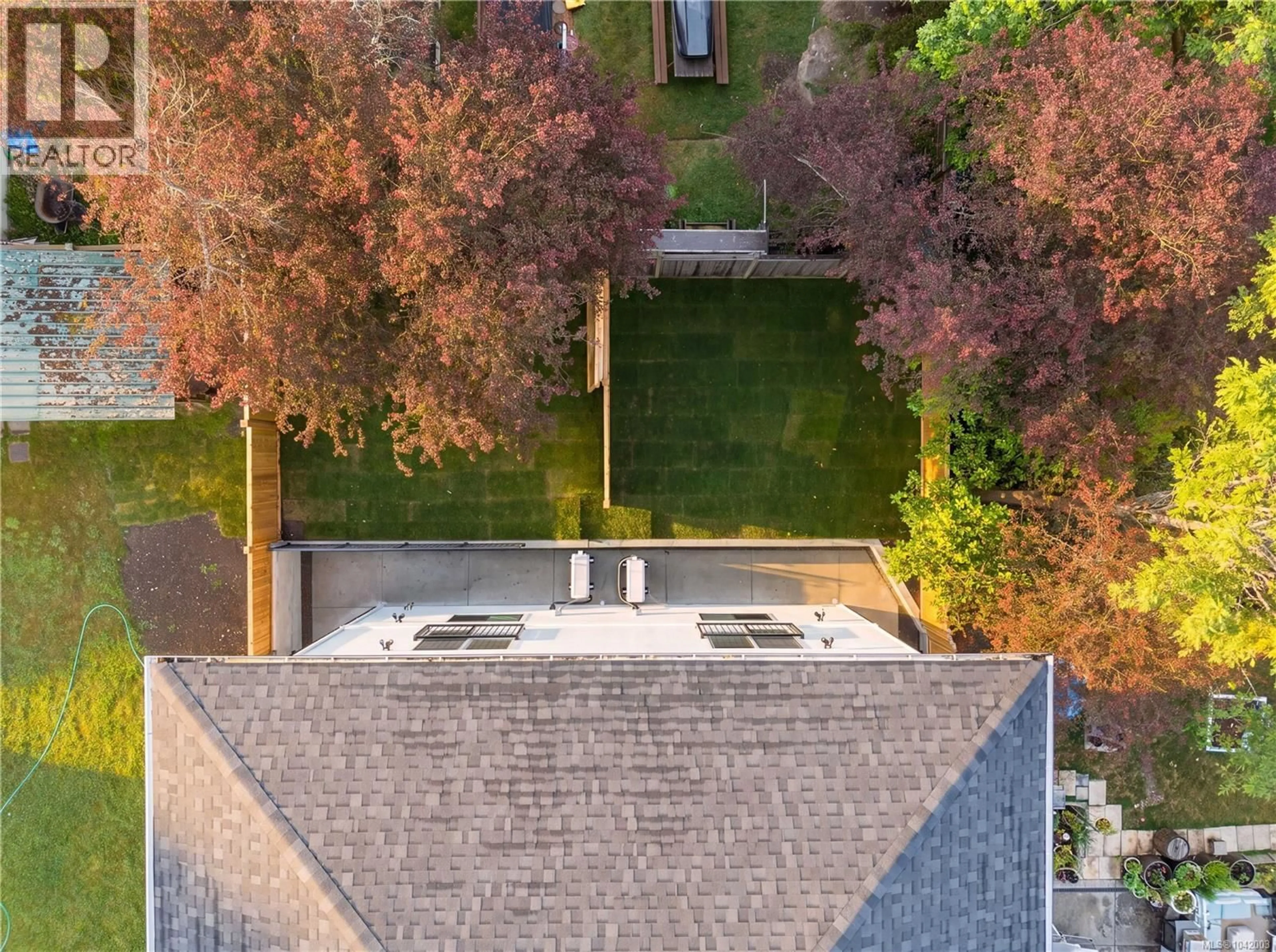 A pic from outside/outdoor area/front of a property/back of a property/a pic from drone, street for 3 - 913 DALE STREET, Saanich British Columbia V8X2V9