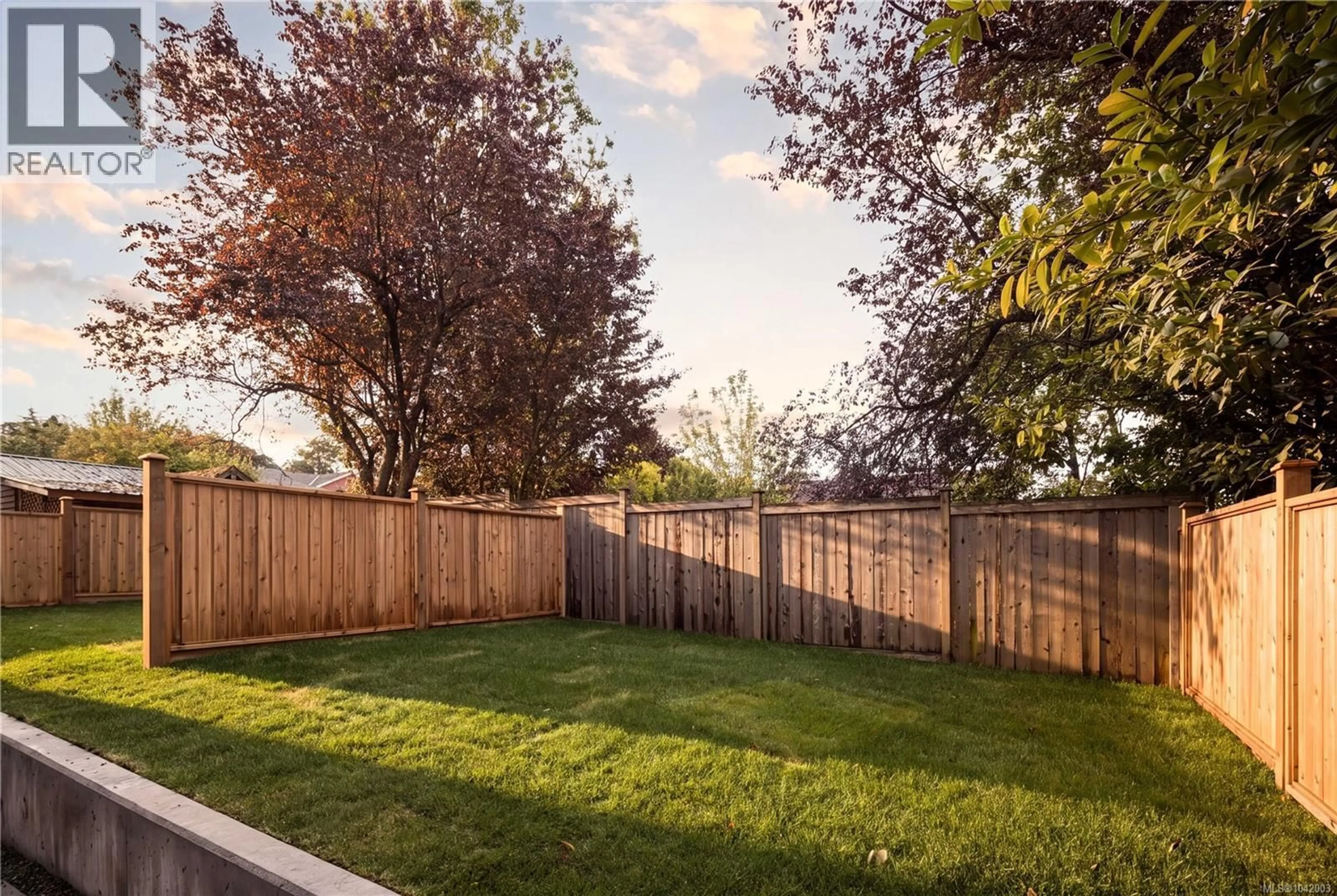 Patio, forest/trees view for 3 - 913 DALE STREET, Saanich British Columbia V8X2V9