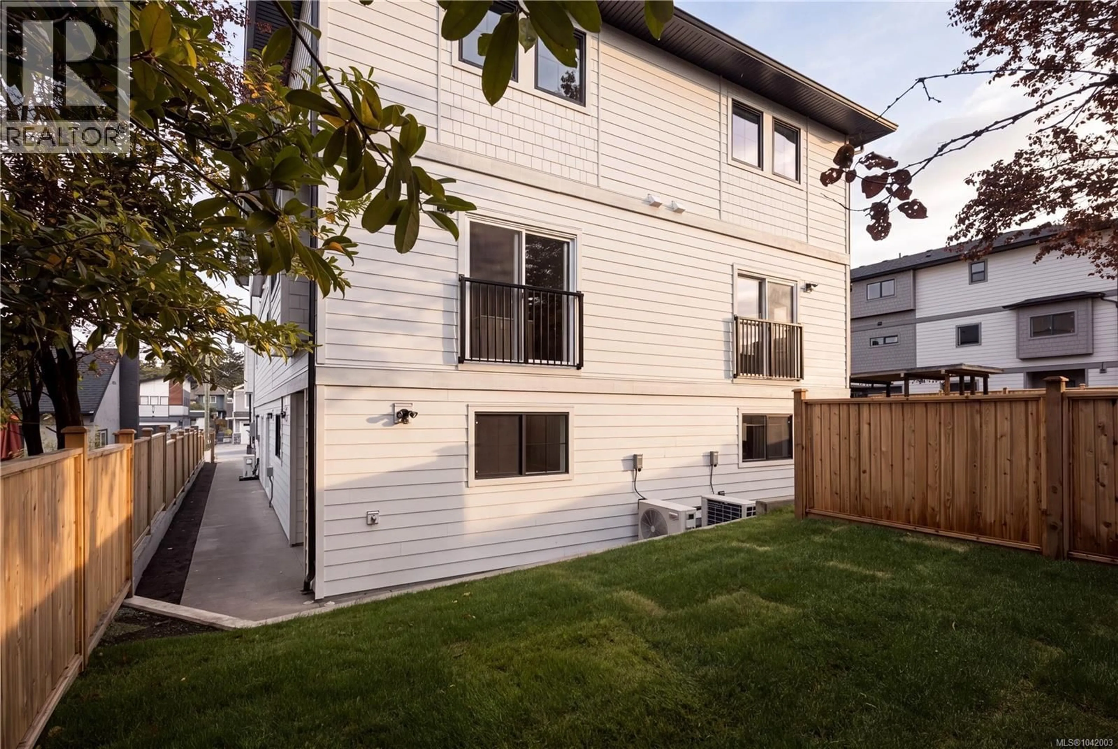 Unknown for 3 - 913 DALE STREET, Saanich British Columbia V8X2V9