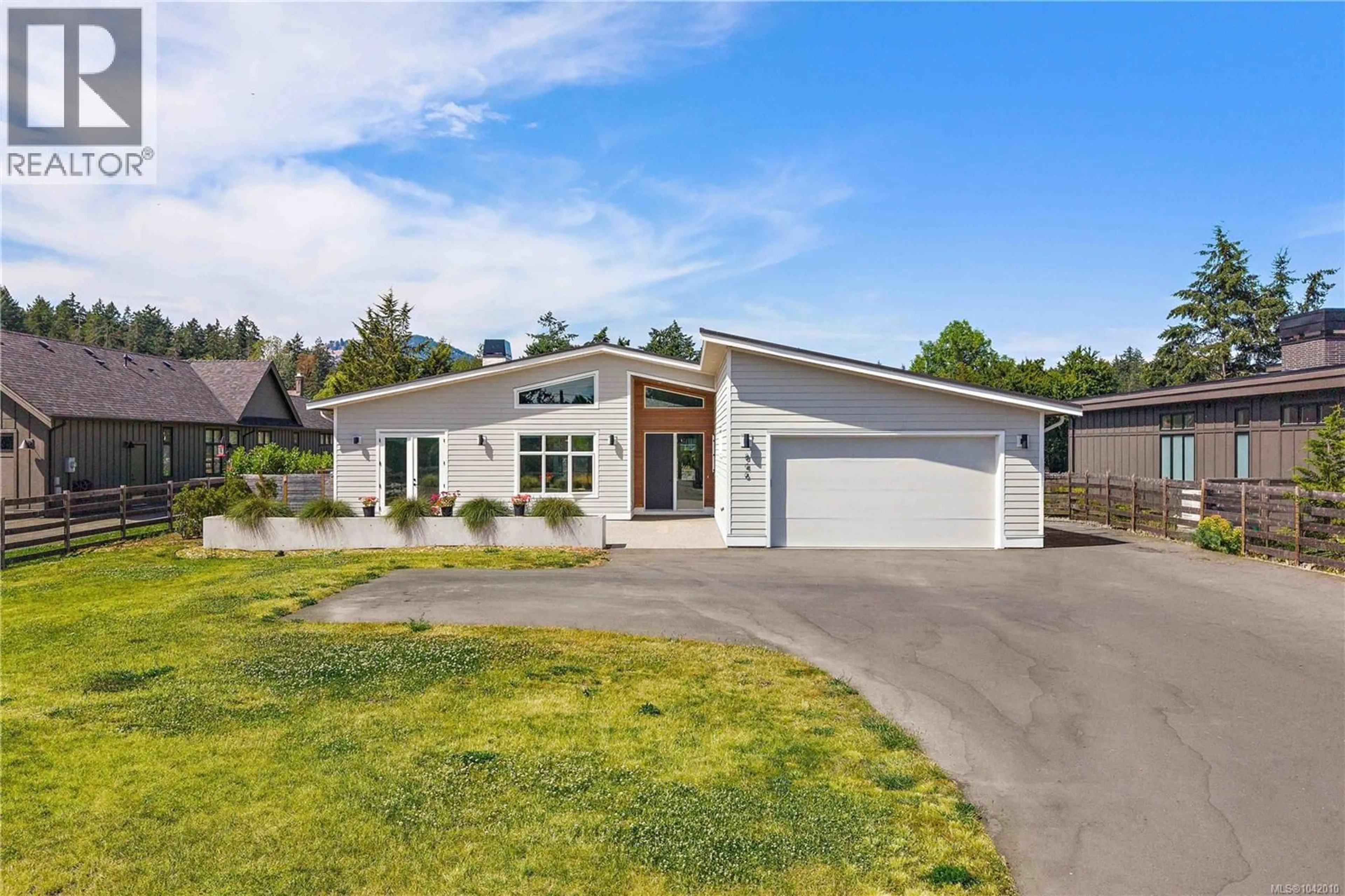 Home with vinyl exterior material, street for 846 BIRCH ROAD, North Saanich British Columbia V8L5R9