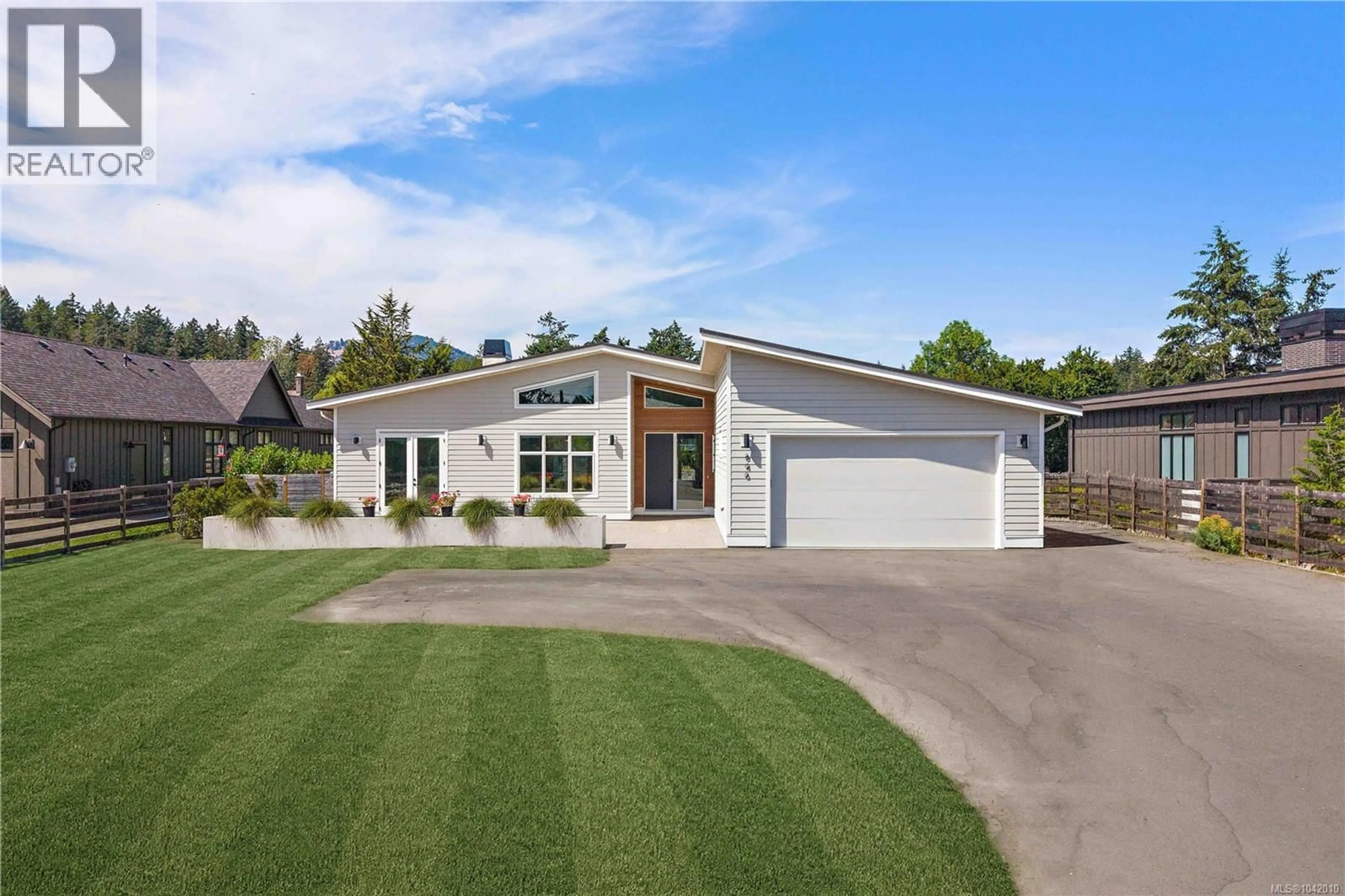 Home with vinyl exterior material, street for 846 BIRCH ROAD, North Saanich British Columbia V8L5R9