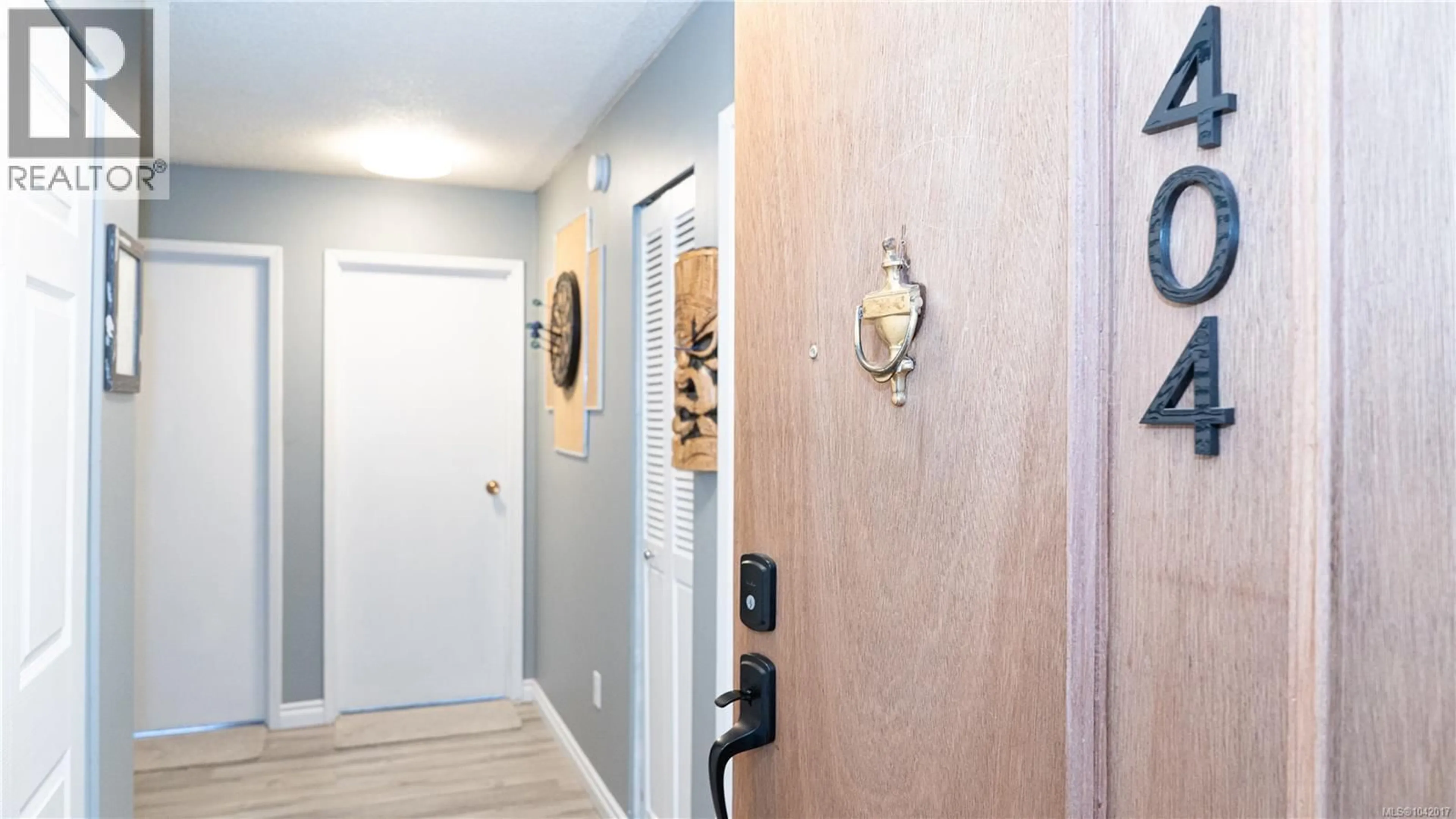 Indoor entryway for 404 - 614 FERNHILL PLACE, Esquimalt British Columbia V9A4Z1