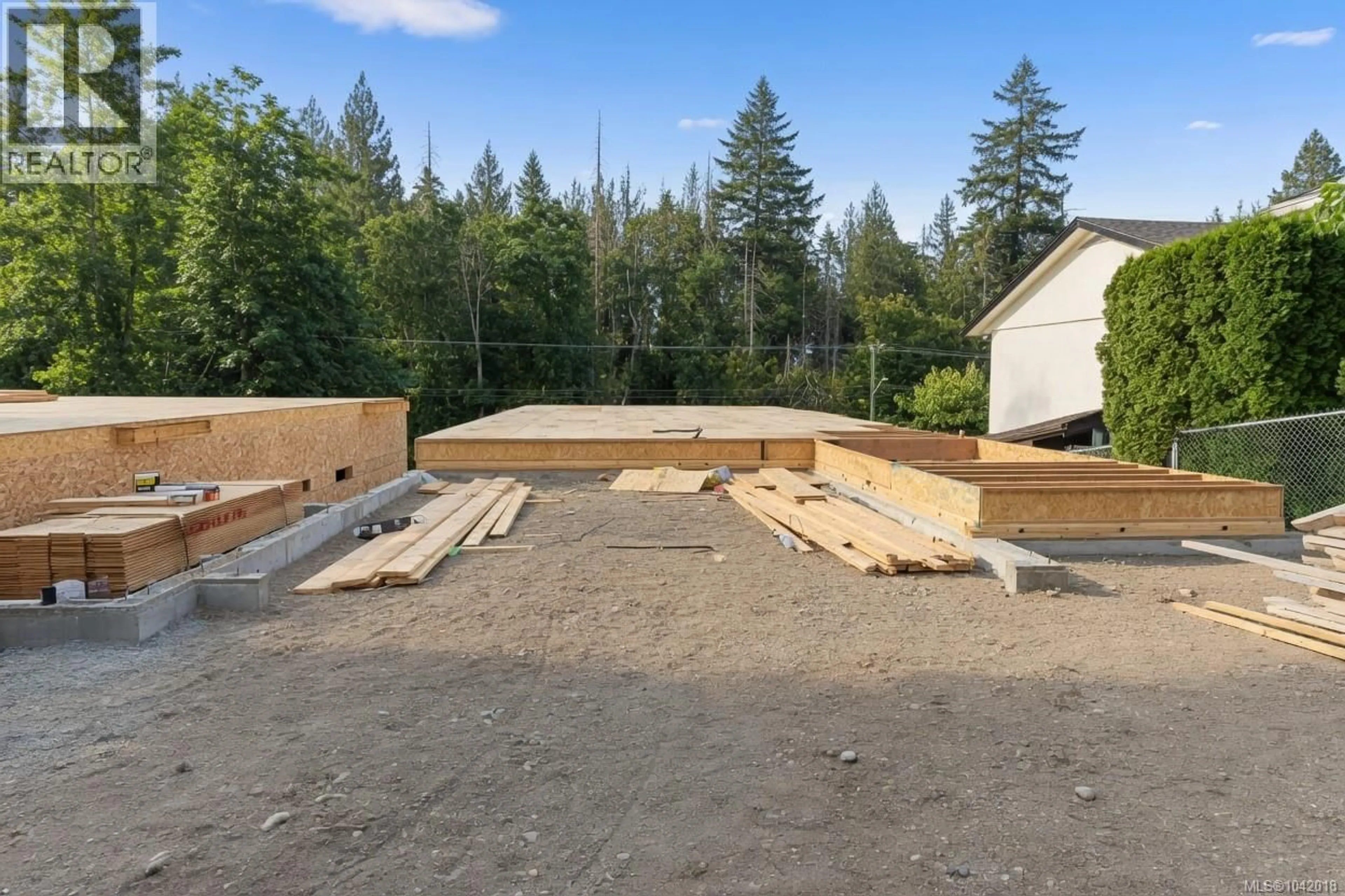 Patio, building for 218 EMERY WAY, Nanaimo British Columbia V9R5Z8