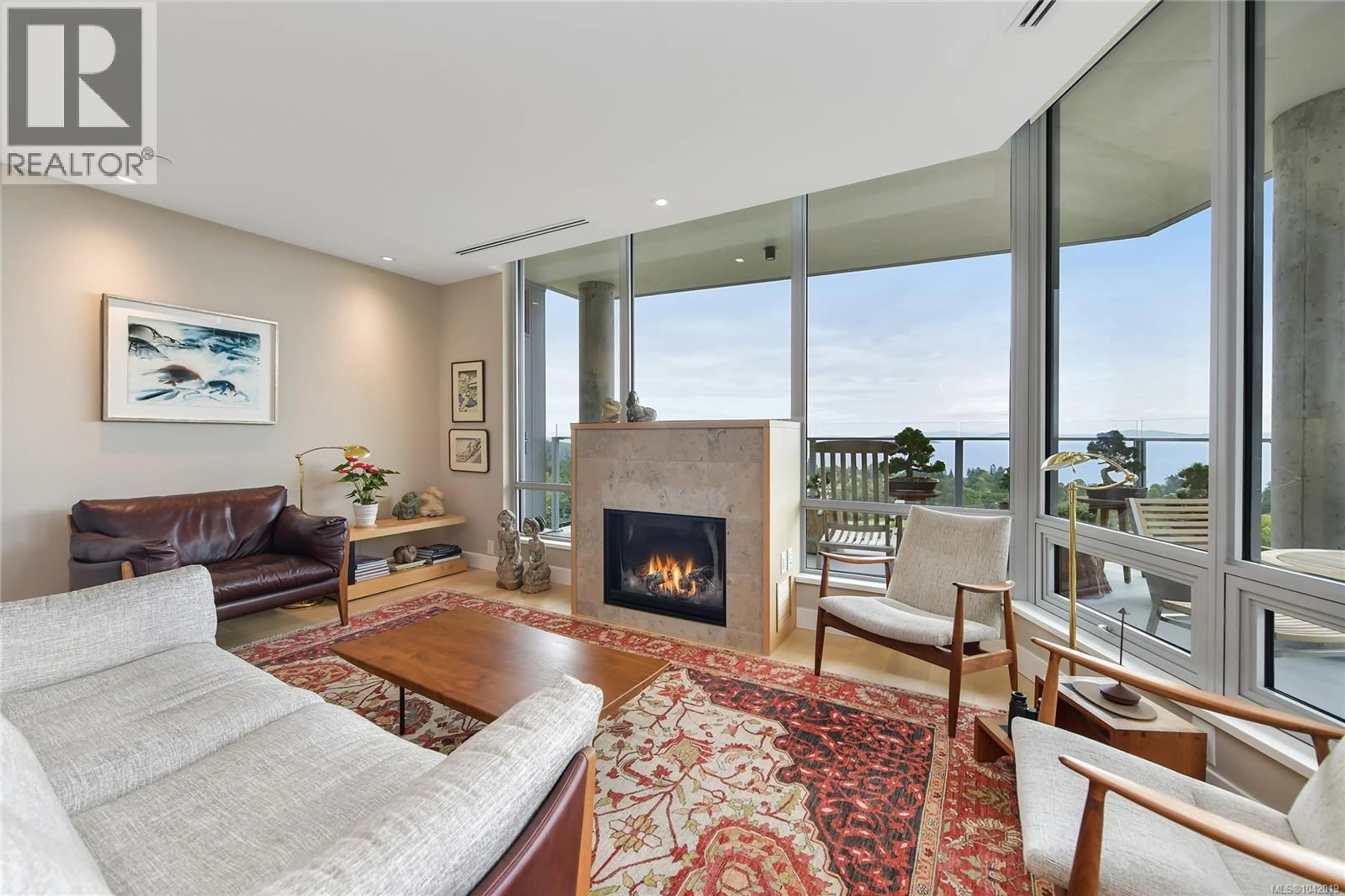 Living room with furniture, unknown for 504 - 5388 HILL RISE TERRACE, Saanich British Columbia V8Y3K3