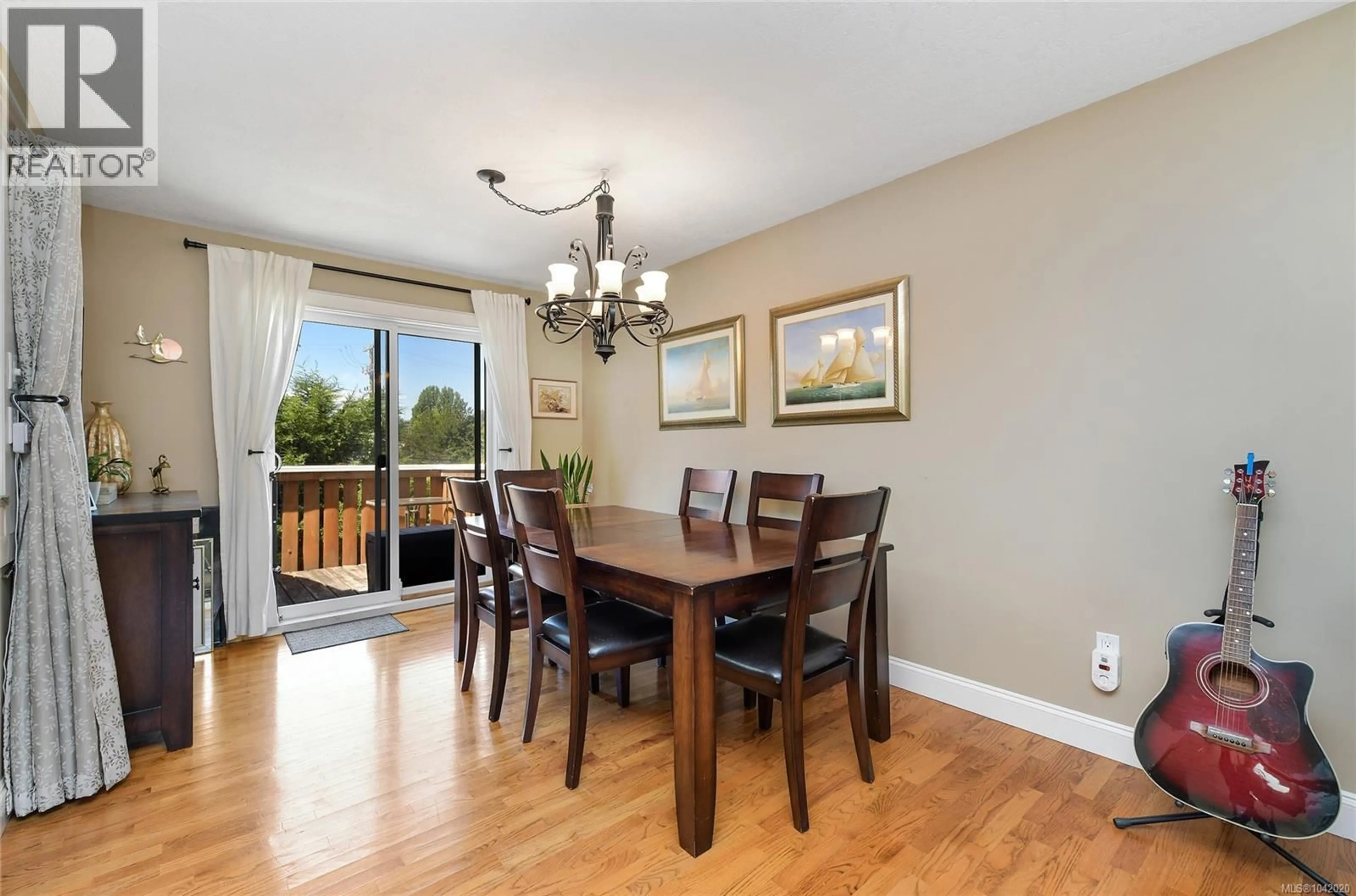 Dining room, wood/laminate floor for 786 CAMEO STREET, Saanich British Columbia V8X4M4