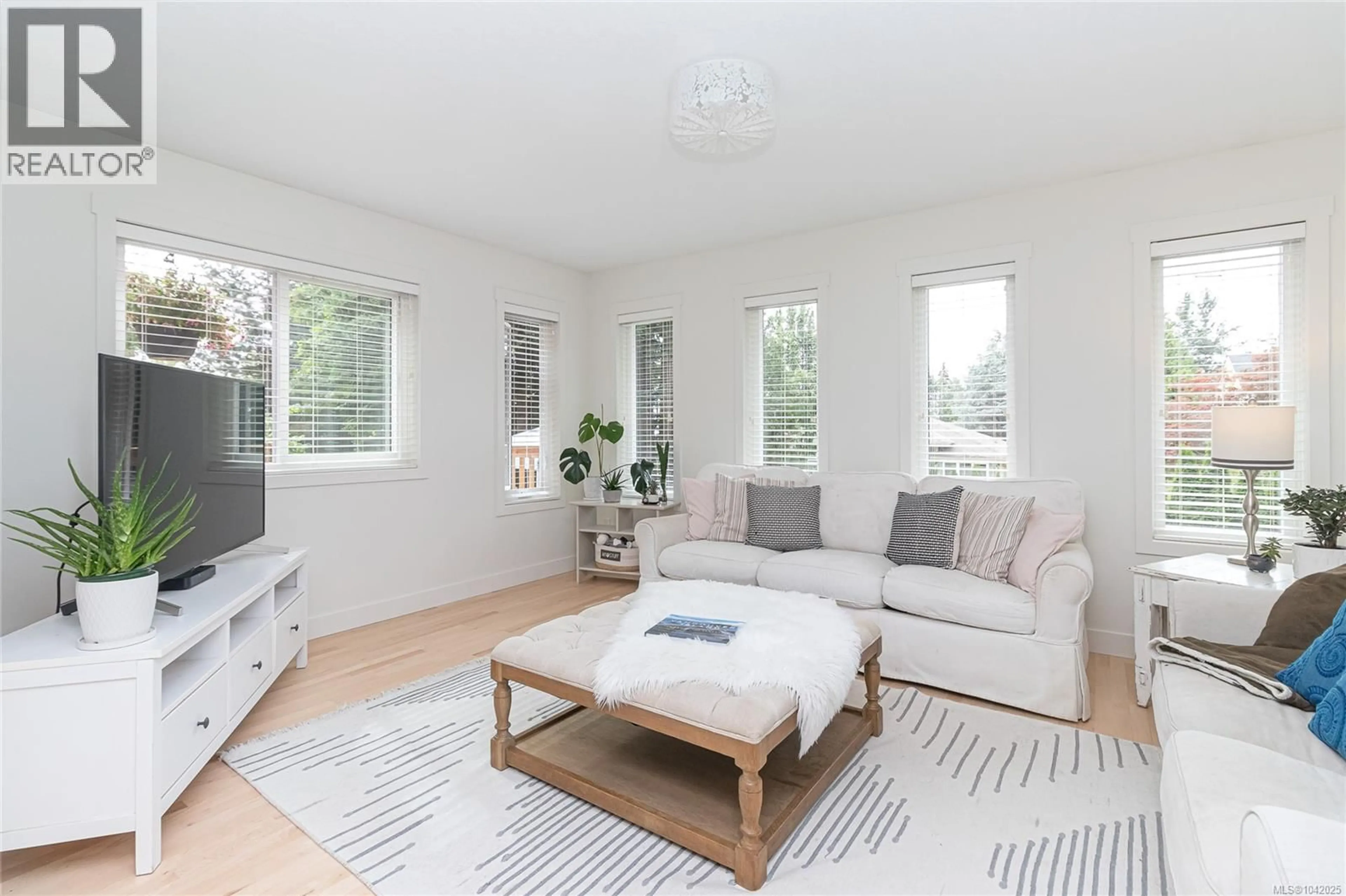 Living room with furniture, unknown for 1775 DEAN PARK ROAD, North Saanich British Columbia V8L1B9