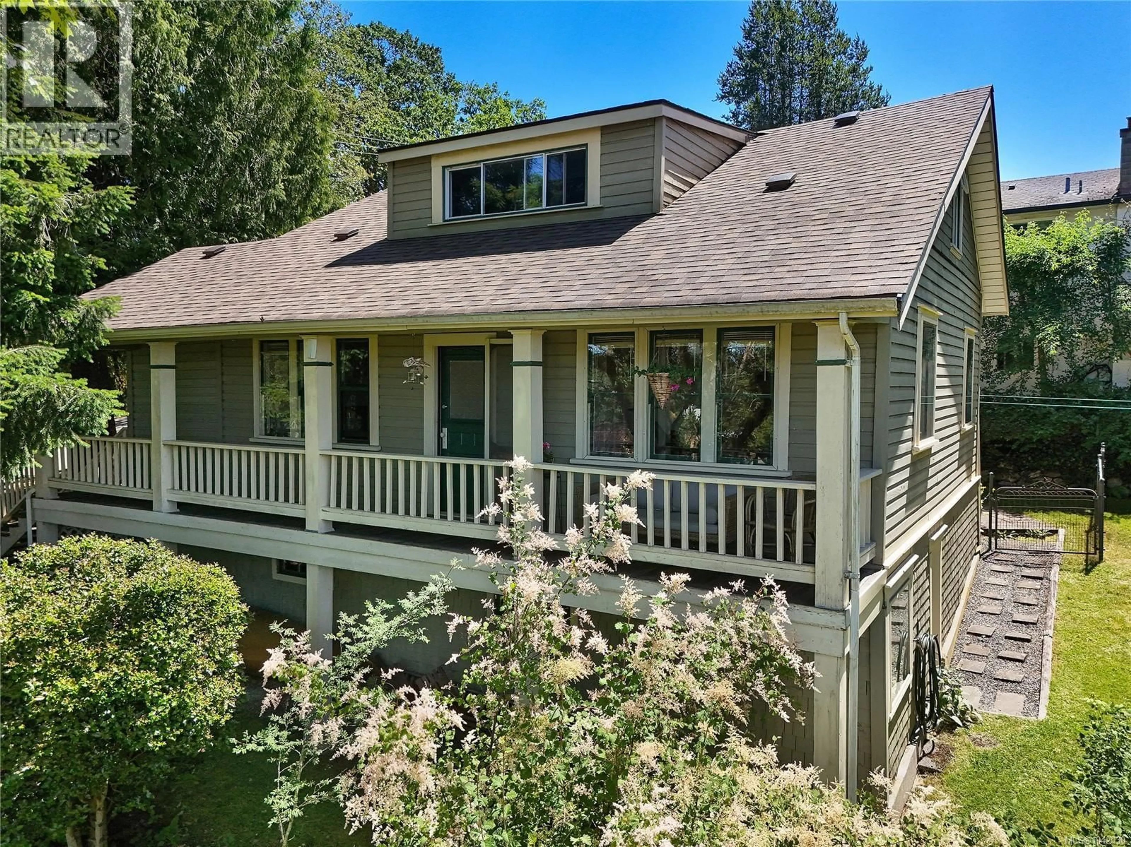 Home with vinyl exterior material, mountain view for 3890 SAVANNAH AVENUE, Saanich British Columbia V8X1T5