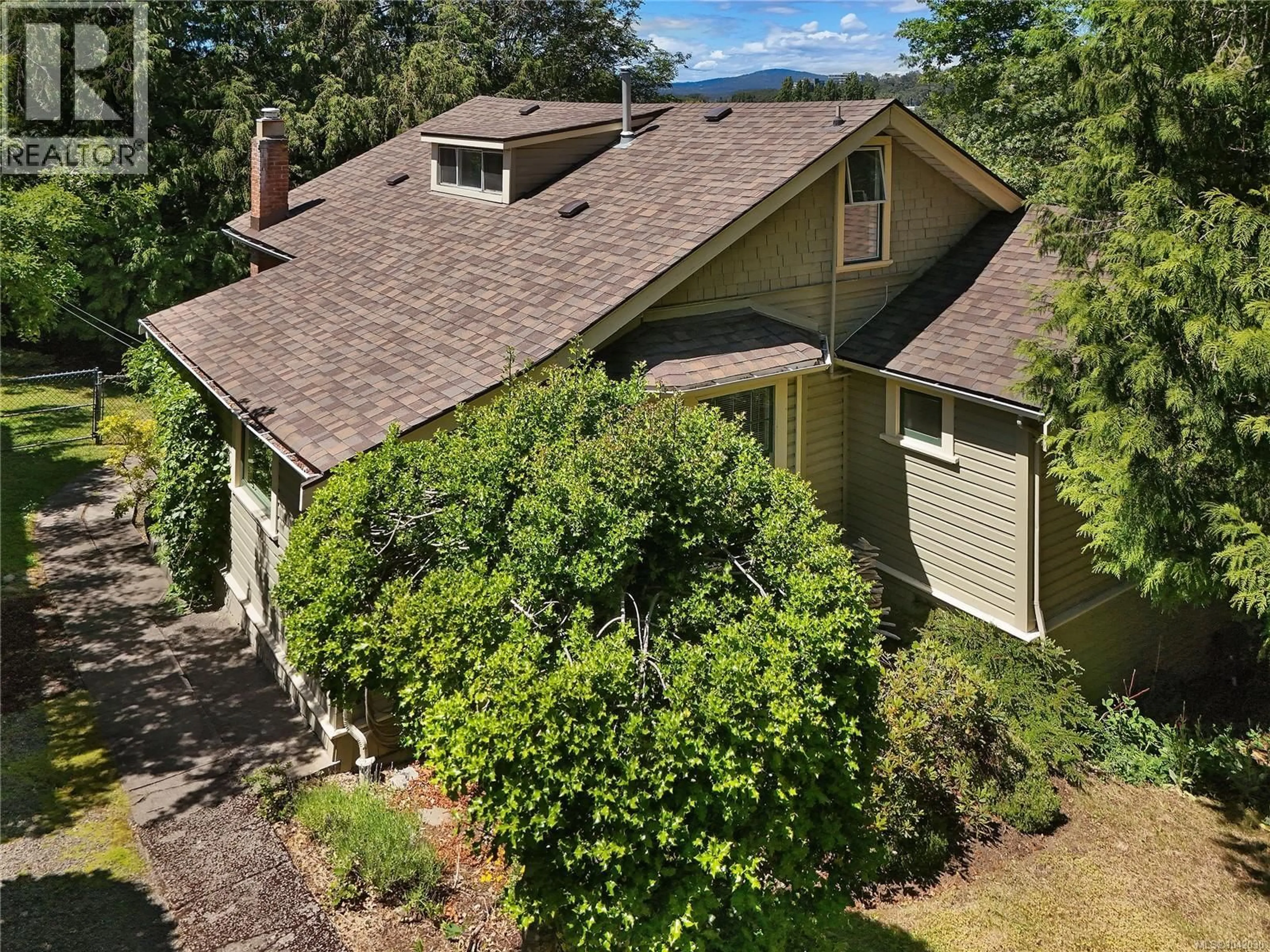 A pic from outside/outdoor area/front of a property/back of a property/a pic from drone, unknown for 3890 SAVANNAH AVENUE, Saanich British Columbia V8X1T5