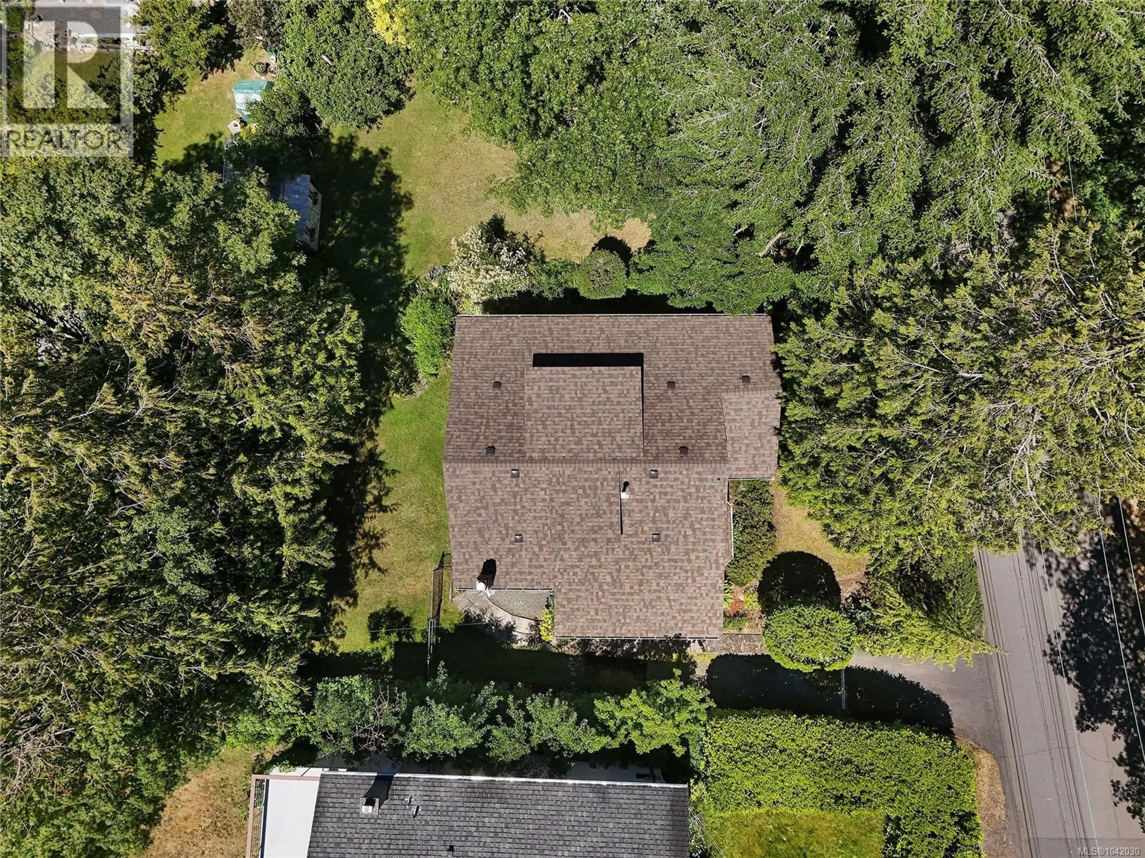 A pic from outside/outdoor area/front of a property/back of a property/a pic from drone, unknown for 3890 SAVANNAH AVENUE, Saanich British Columbia V8X1T5