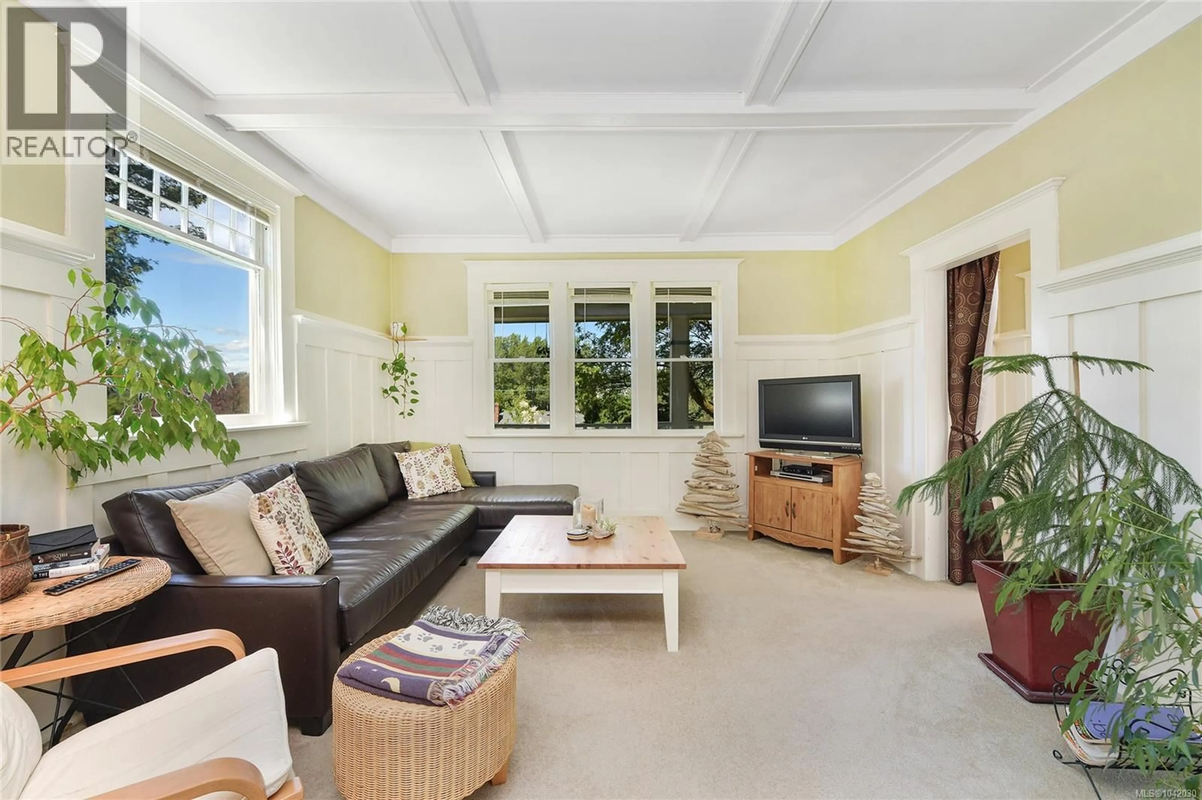 Living room with furniture, unknown for 3890 SAVANNAH AVENUE, Saanich British Columbia V8X1T5