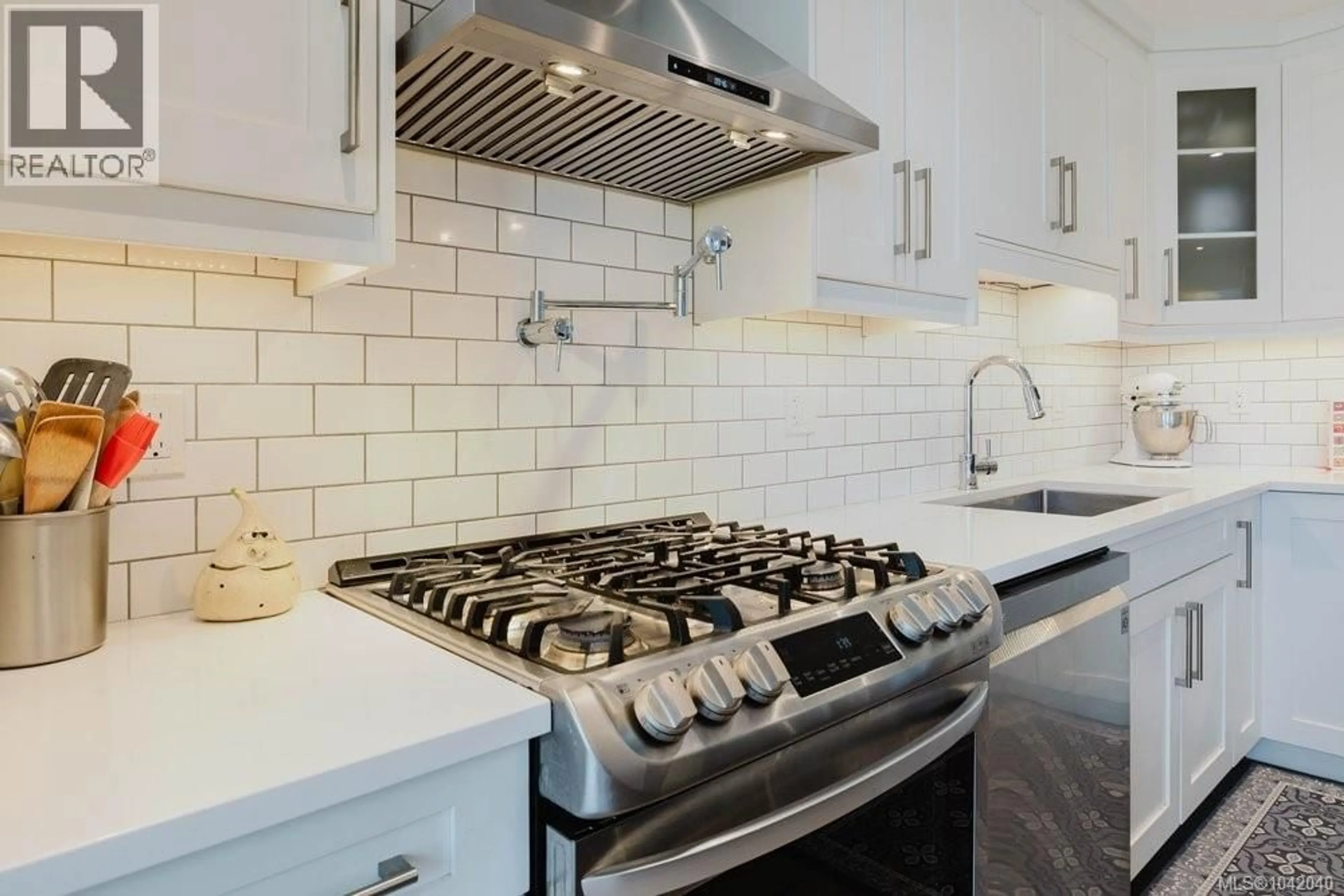 Contemporary kitchen, ceramic/tile floor for 5869 DEUCHARS DRIVE, Duncan British Columbia V9L1L5