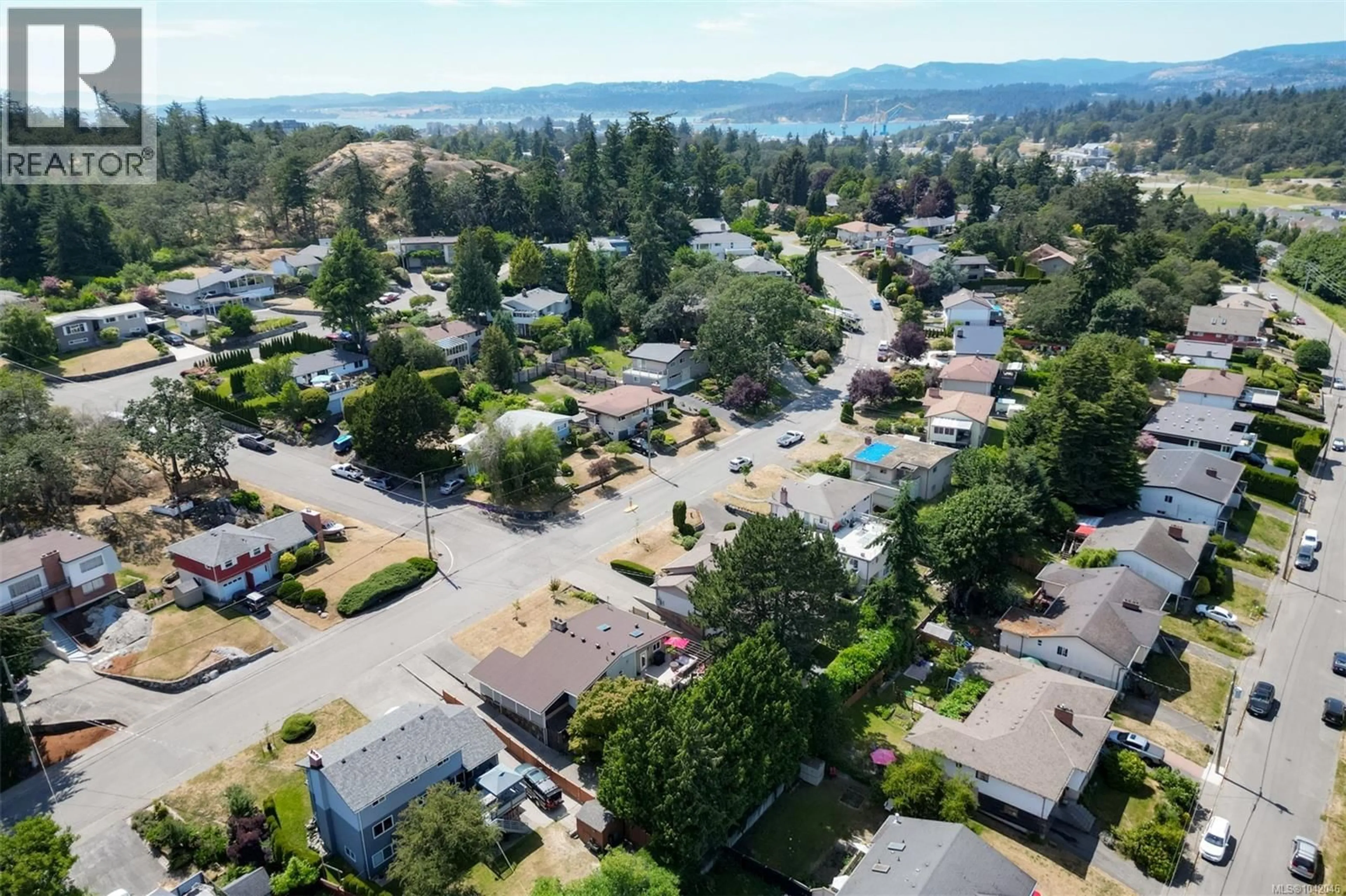 A pic from outside/outdoor area/front of a property/back of a property/a pic from drone, mountain view for 880 ROCKHEIGHTS AVENUE, Esquimalt British Columbia V9A6H6