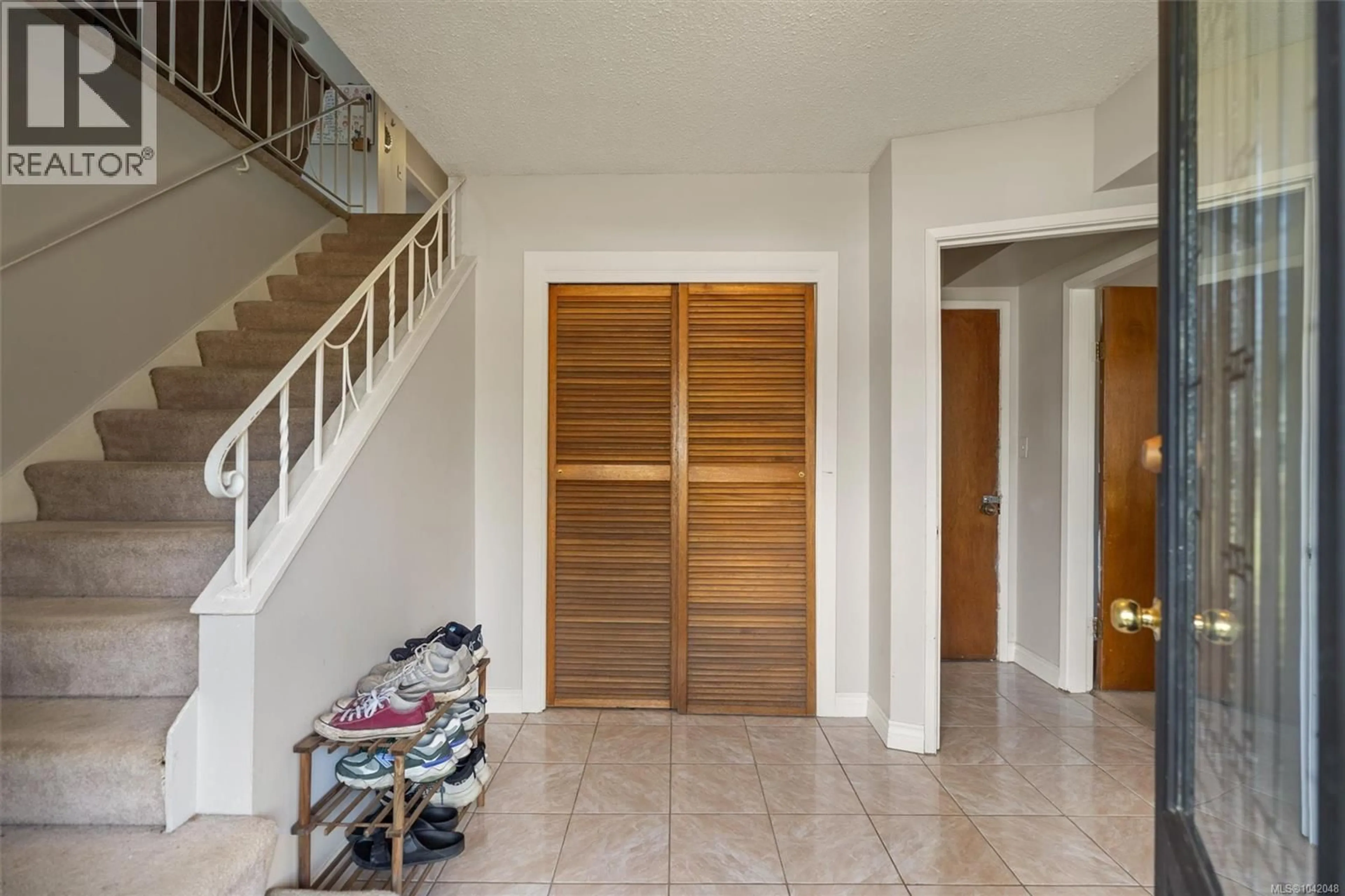 Indoor entryway for 4043 SHELBOURNE STREET, Saanich British Columbia V8N3E5