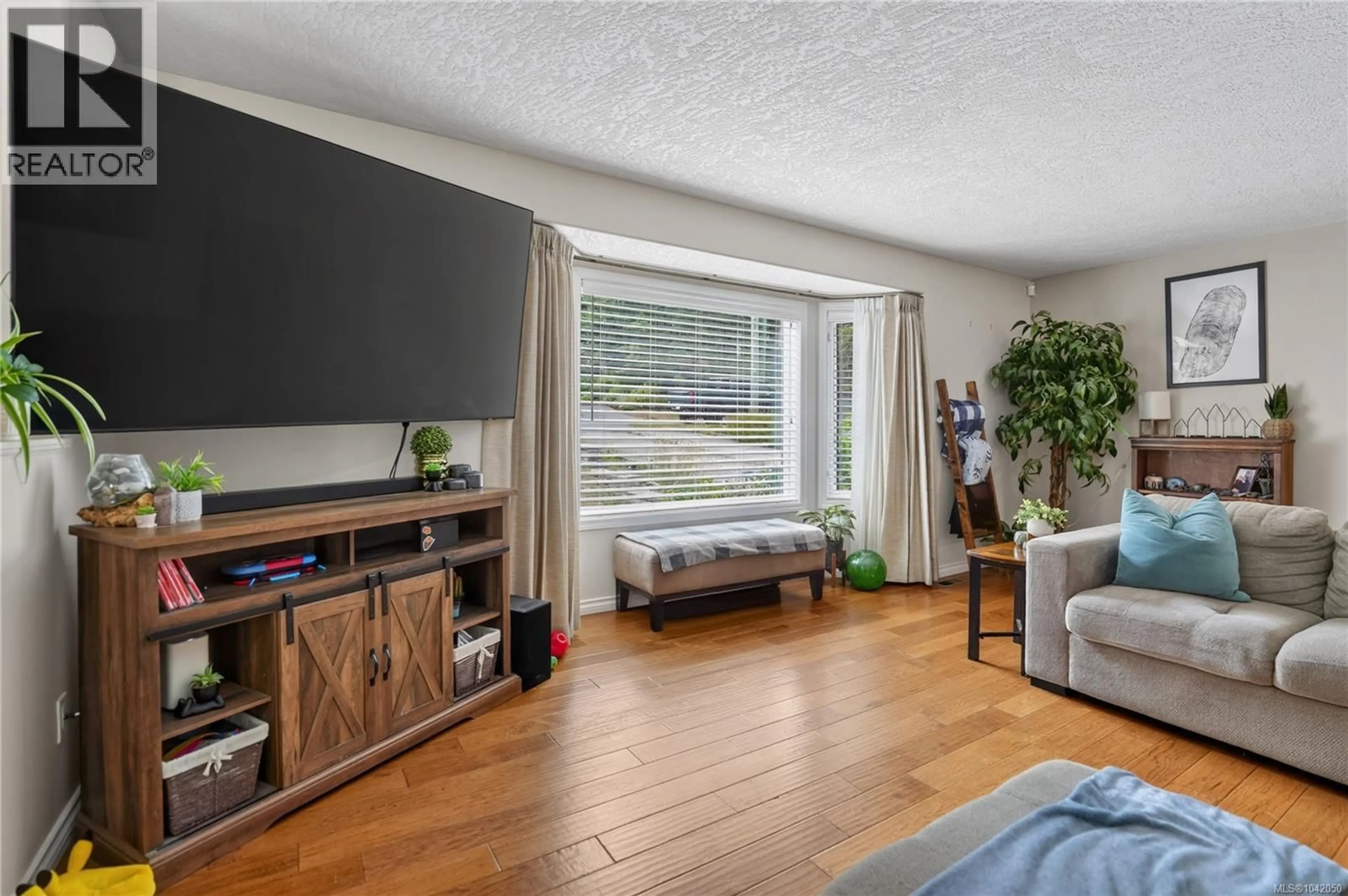 Living room with furniture, wood/laminate floor for 4269 WELLINGTON AVENUE, Port Alberni British Columbia V9Y7L4