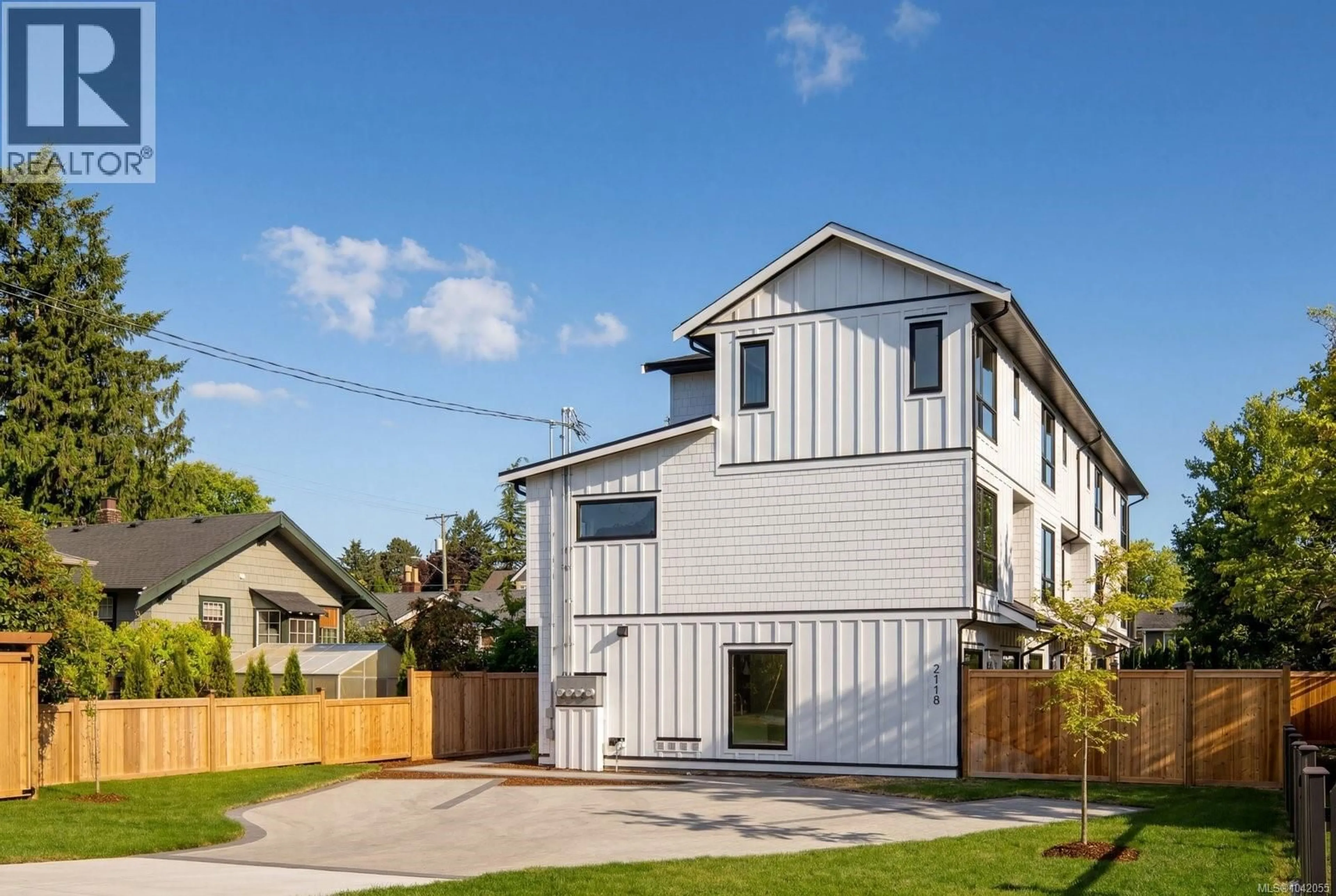 Home with vinyl exterior material, street for 4 - 2118 PENTLAND ROAD, Oak Bay British Columbia V8S2W4
