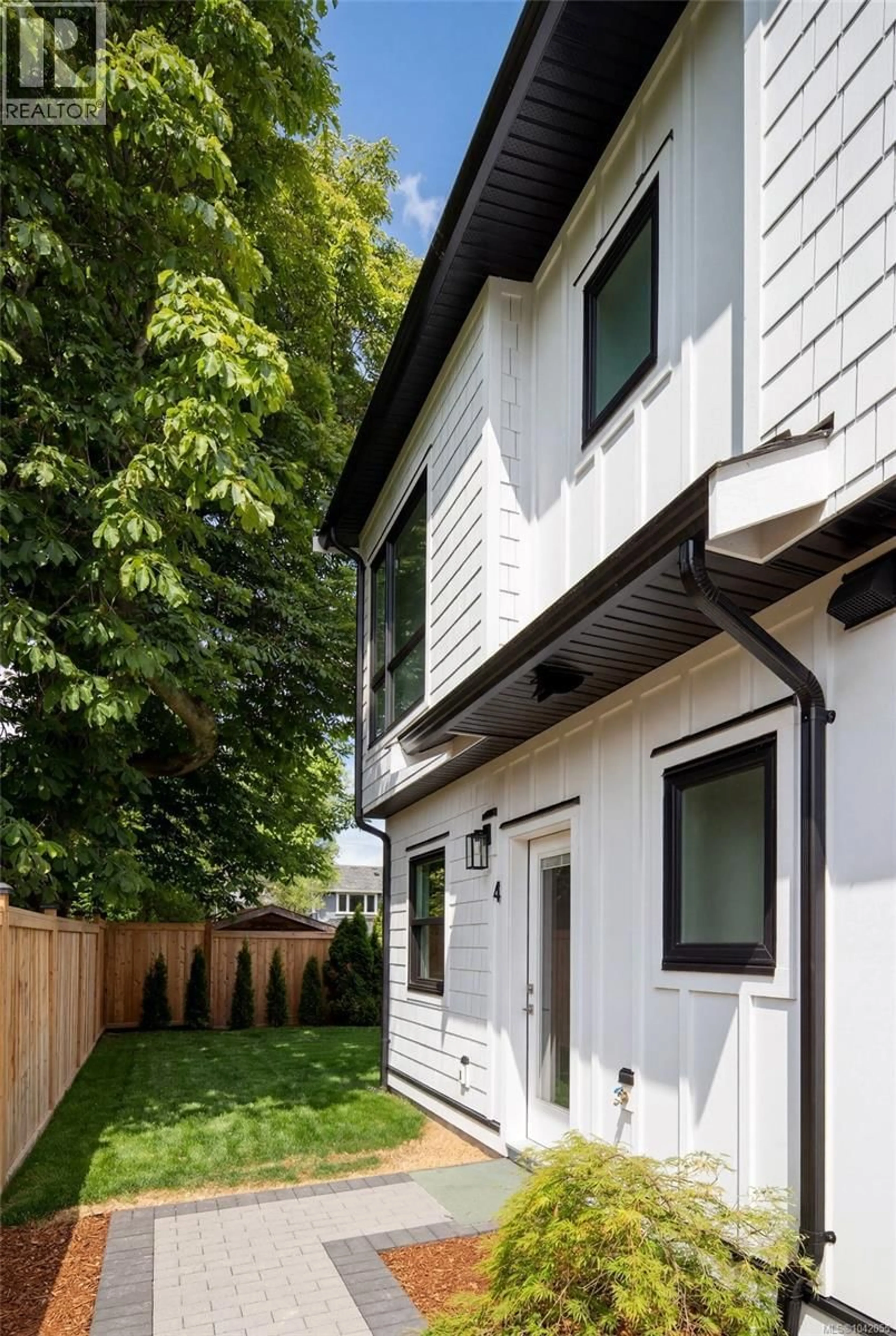 Home with vinyl exterior material, street for 4 - 2118 PENTLAND ROAD, Oak Bay British Columbia V8S2W4