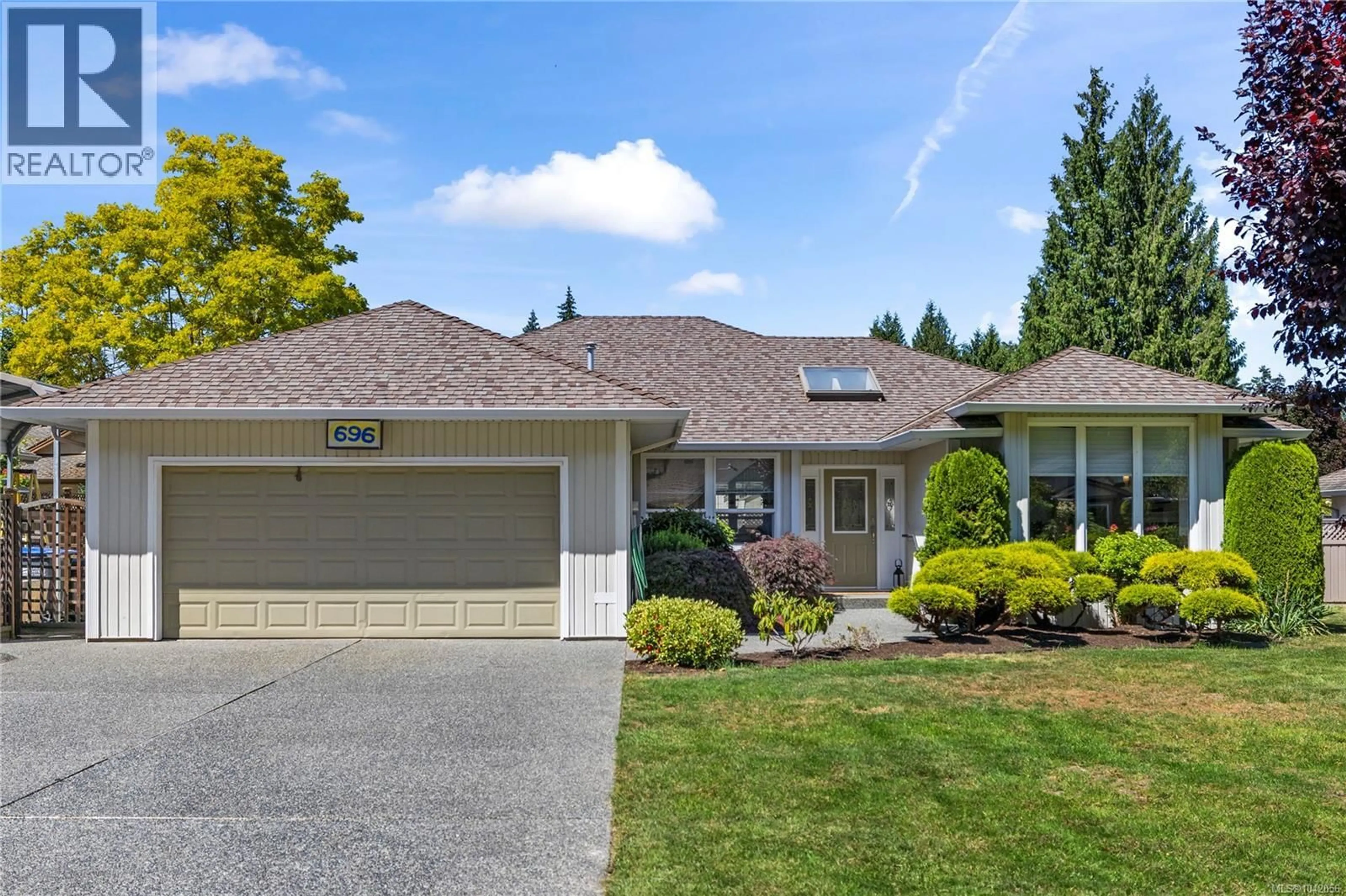 Home with vinyl exterior material, street for 696 REDWOOD DRIVE, Qualicum Beach British Columbia V9K2J2
