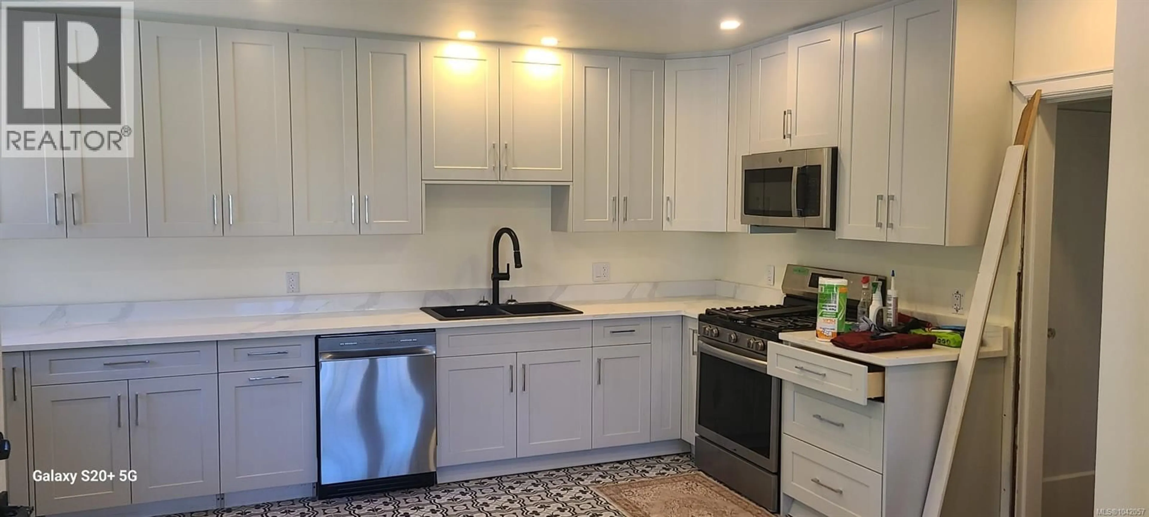 Standard kitchen, ceramic/tile floor for 1276 VISTA HEIGHTS, Victoria British Columbia V8T2J1