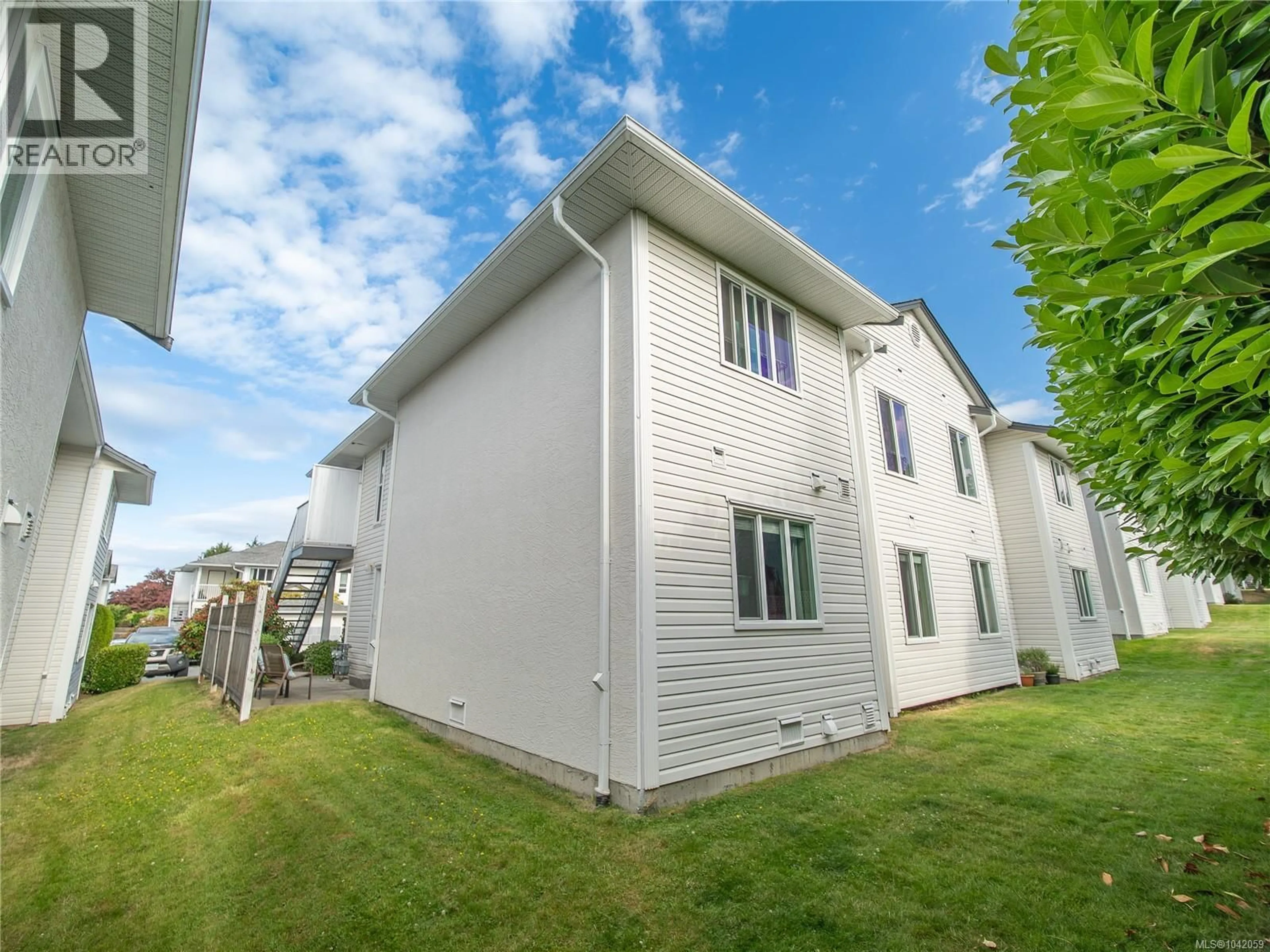 Home with vinyl exterior material, building for 27 - 6245 BLUEBACK ROAD, Nanaimo British Columbia V9V1N7