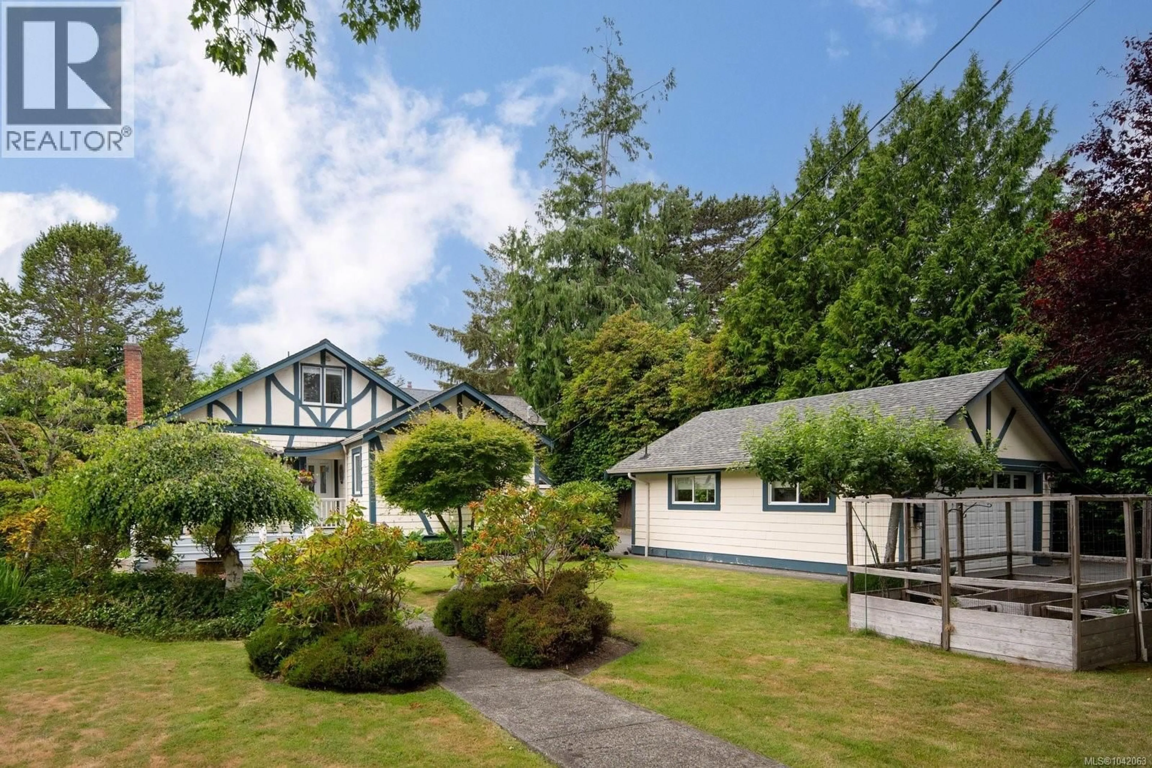 A pic from outside/outdoor area/front of a property/back of a property/a pic from drone, street for 1036 DEAL STREET, Oak Bay British Columbia V8S5G5
