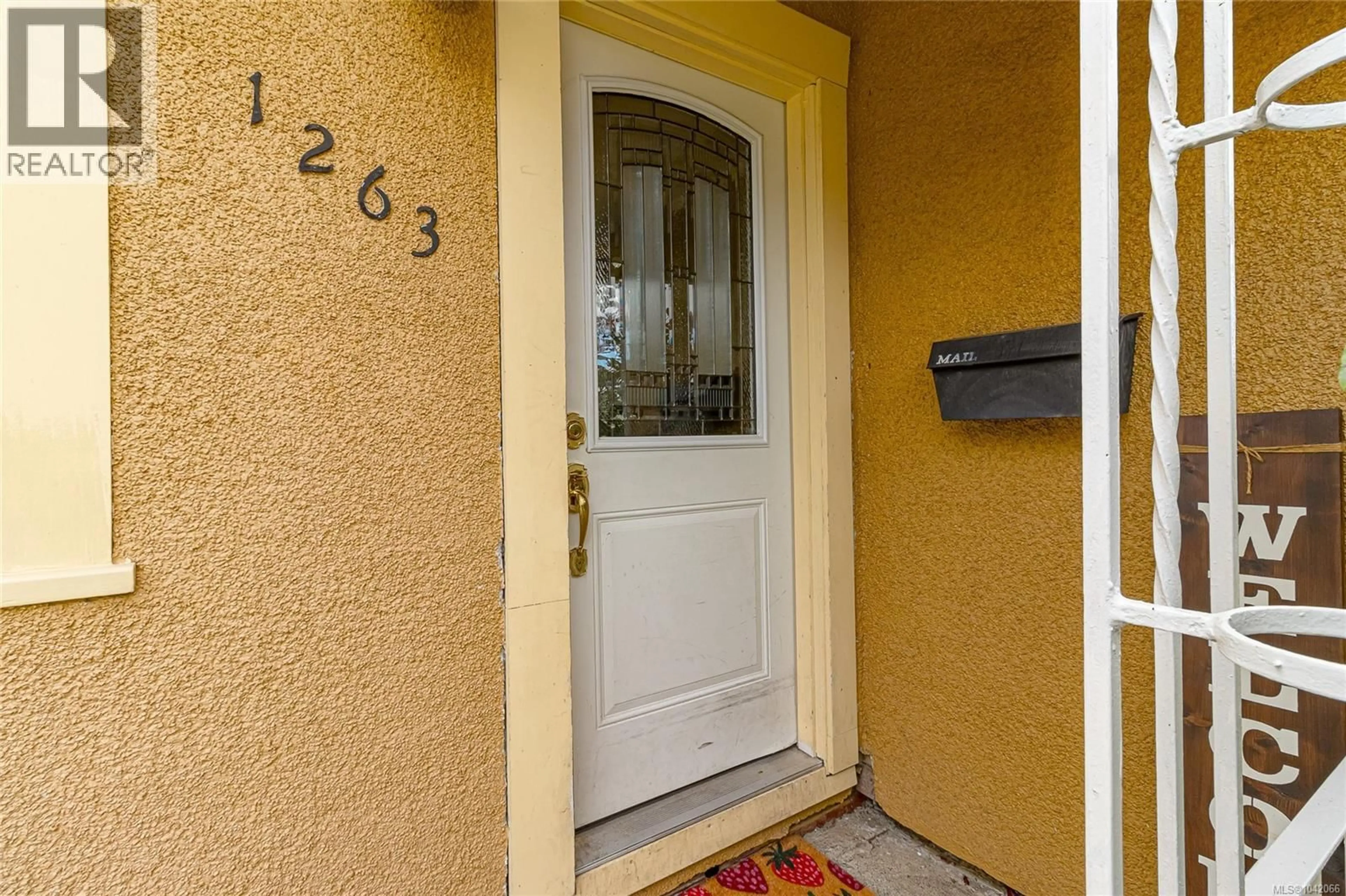 Indoor entryway for 1263 GARKIL ROAD, Saanich British Columbia V8P2L2