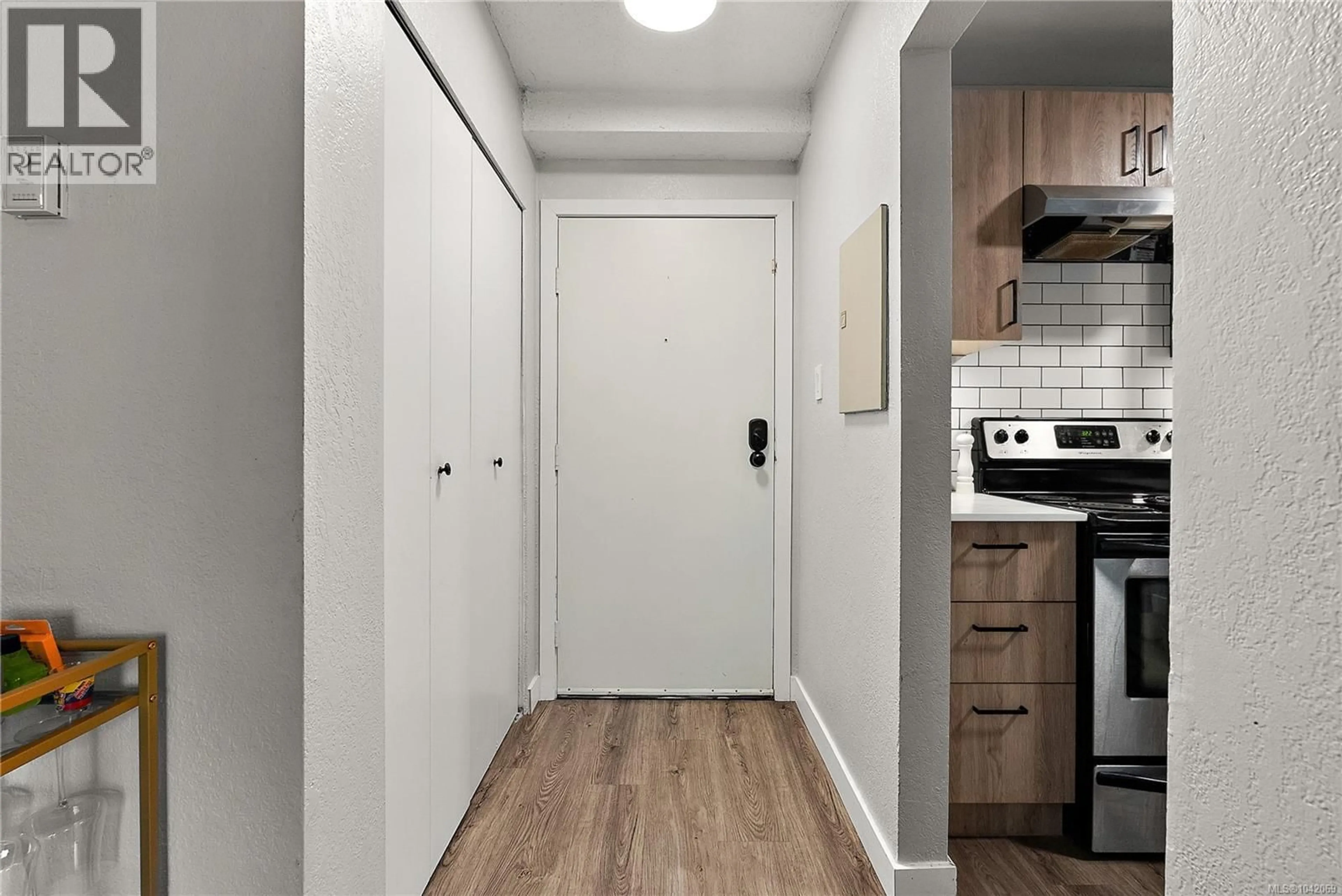 Indoor entryway for 106 - 71 GORGE ROAD WEST, Saanich British Columbia V9A1L9