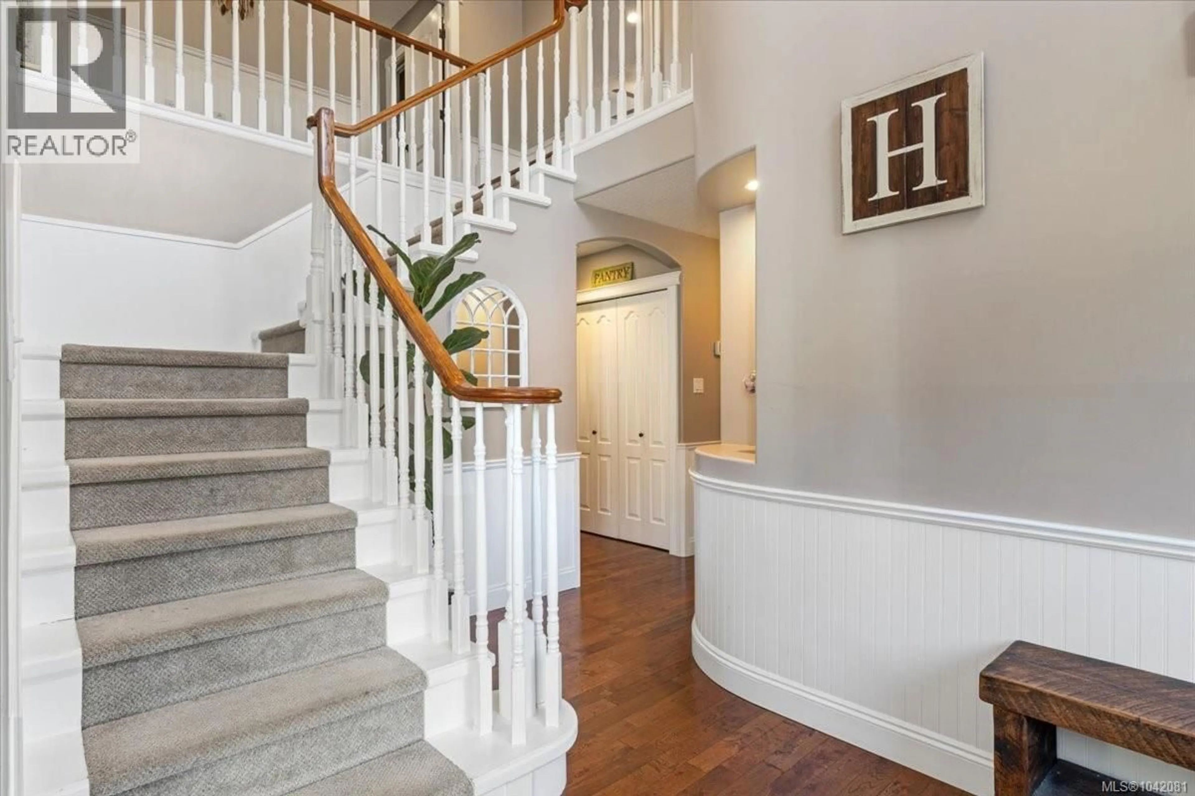 Indoor foyer for 2539 WESTBERRY PLACE, Nanaimo British Columbia V9R6Y7