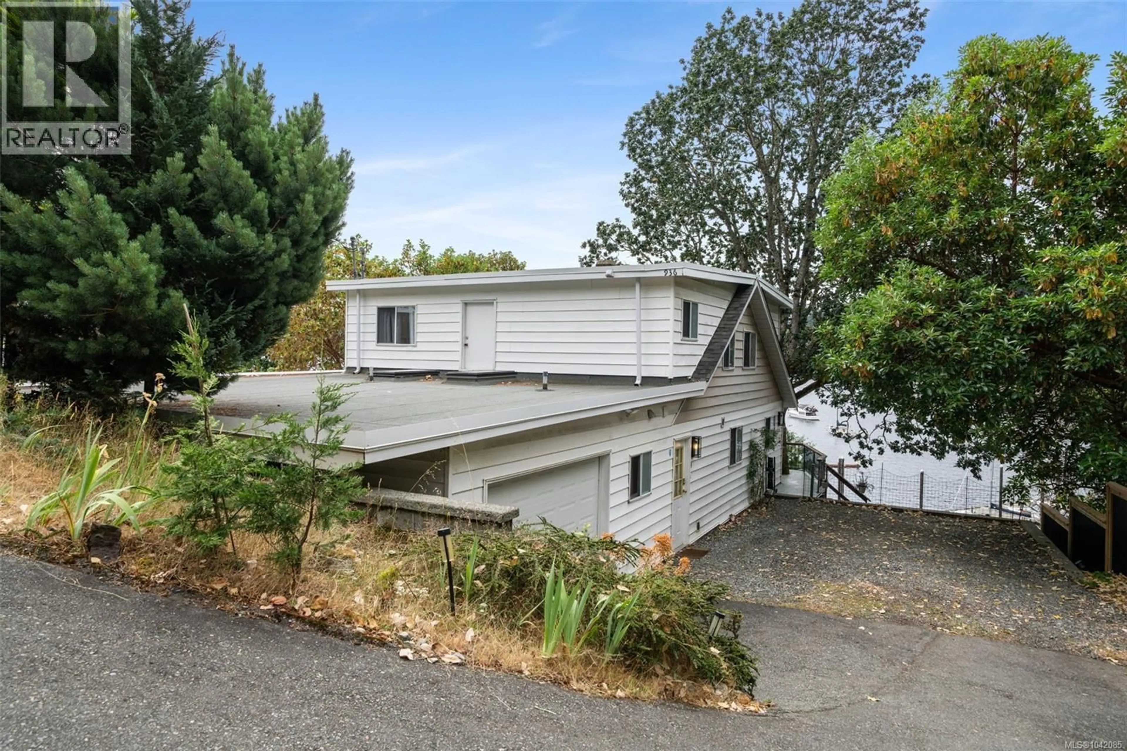 A pic from outside/outdoor area/front of a property/back of a property/a pic from drone, unknown for 936 ARBUTUS AVENUE, Duncan British Columbia V9L5X4