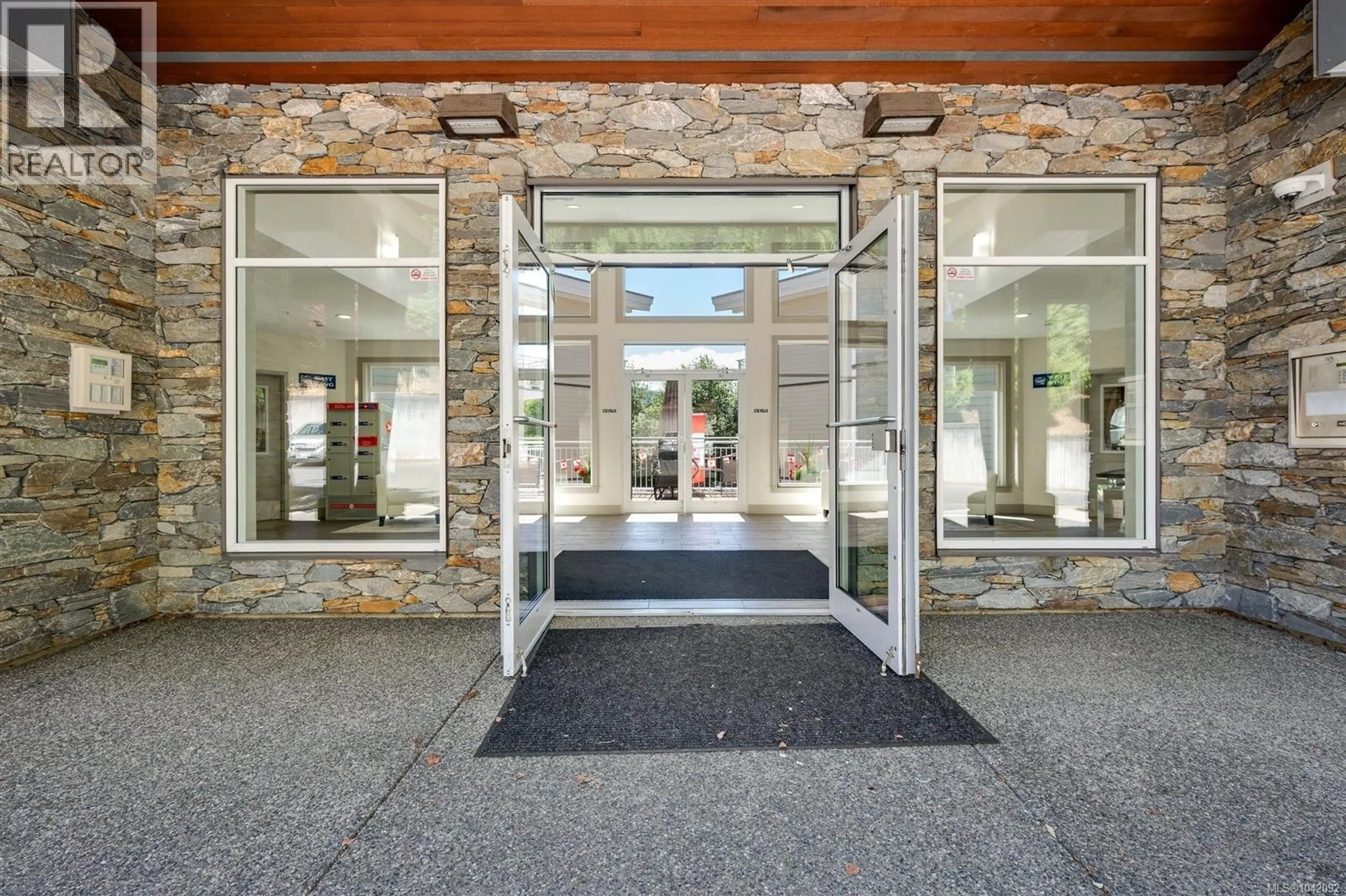 Indoor foyer for 308 - 4960 SONGBIRD PLACE, Nanaimo British Columbia V9T0H7