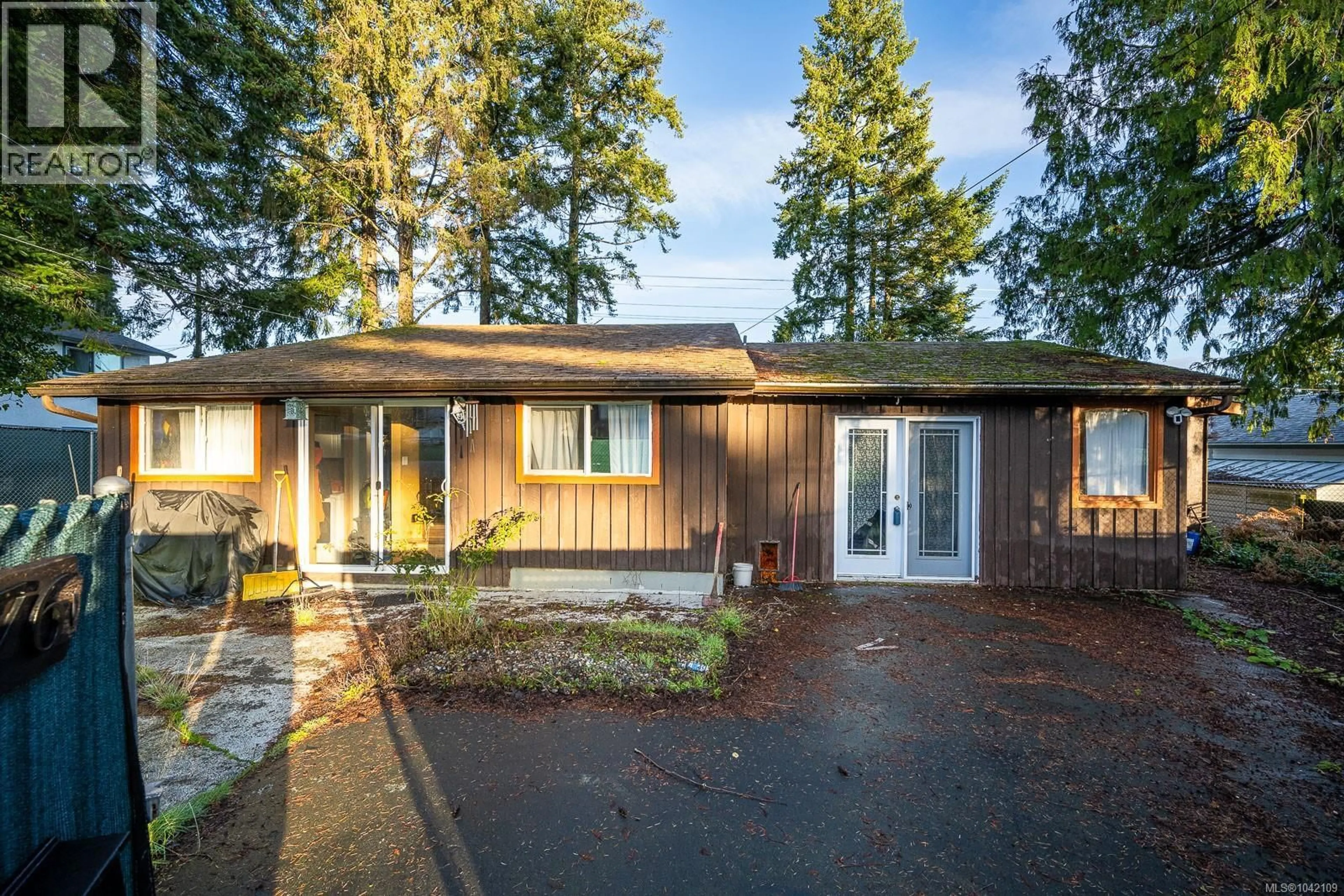 Home with vinyl exterior material, unknown for 1576 OWEN ROAD, Comox British Columbia V9M4C6
