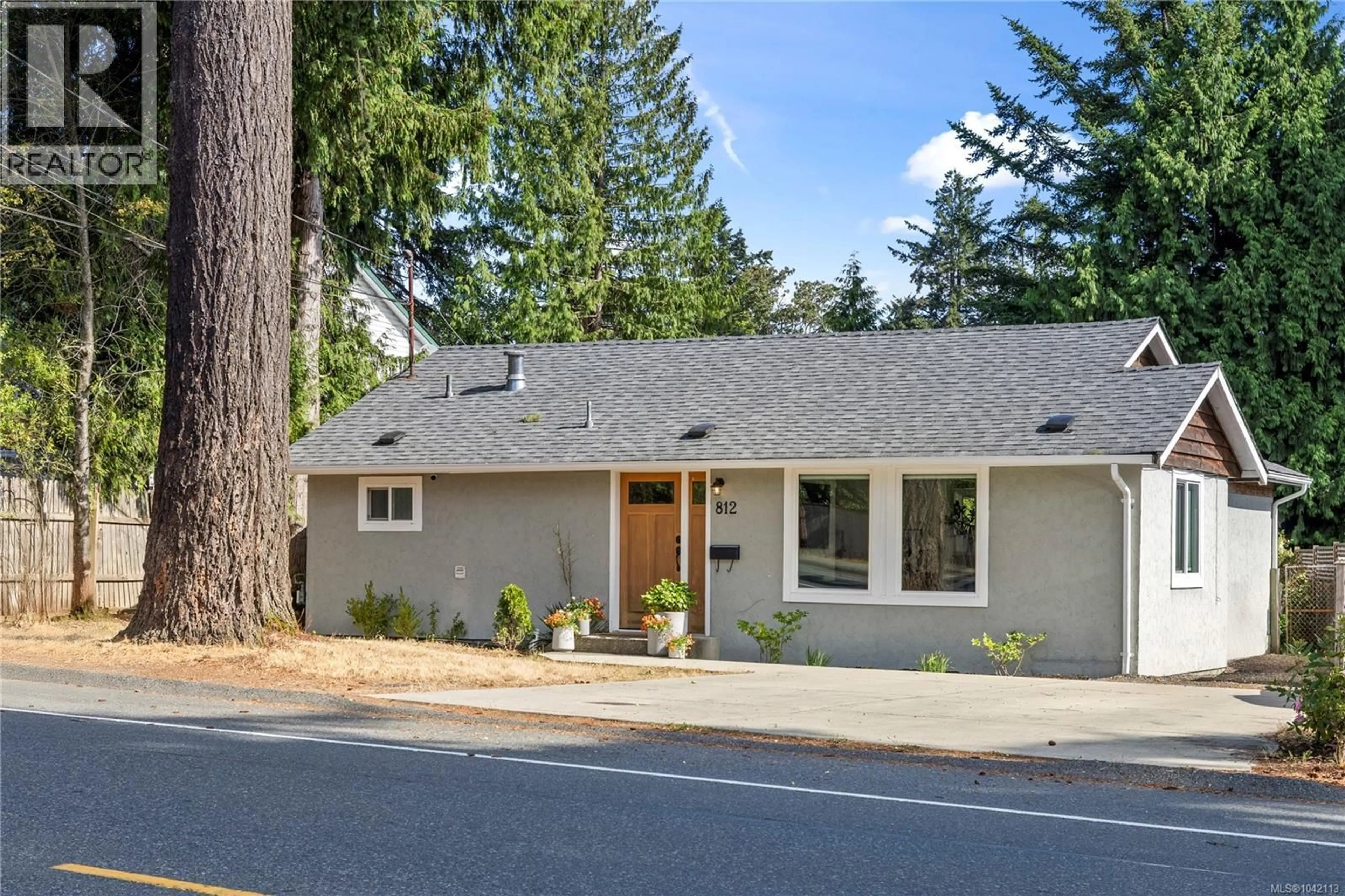 Home with vinyl exterior material, street for 812 TOWNSITE ROAD, Nanaimo British Columbia V9S1L7