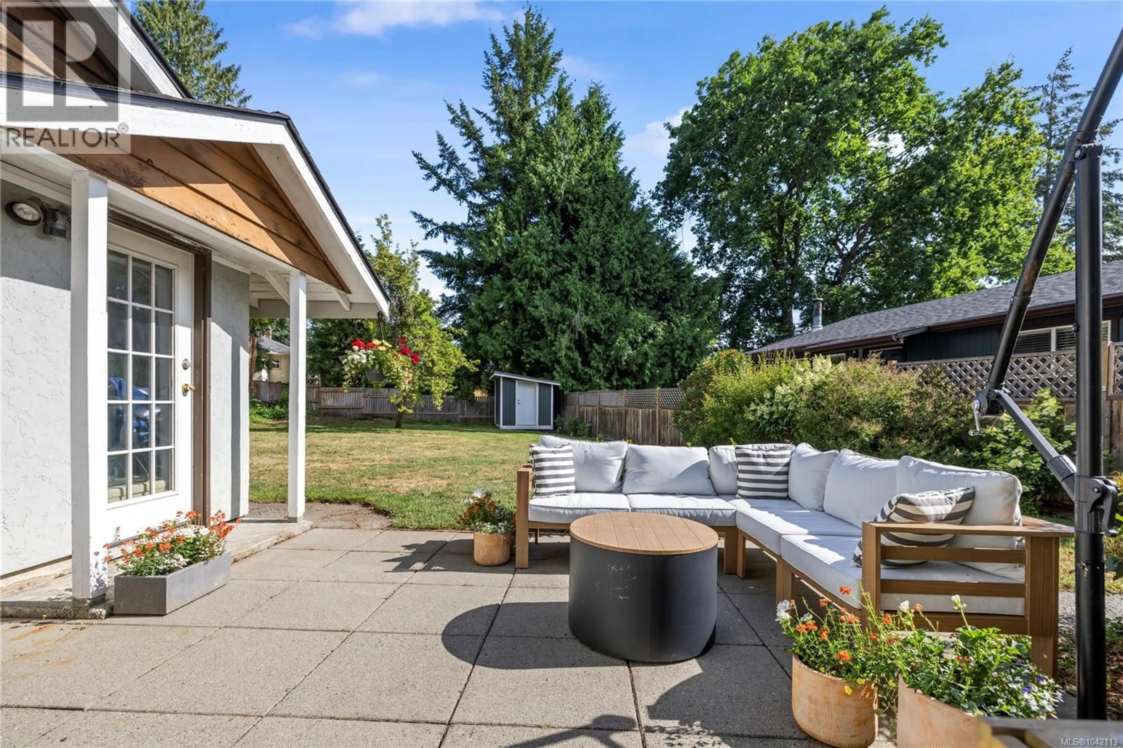 Patio, street for 812 TOWNSITE ROAD, Nanaimo British Columbia V9S1L7
