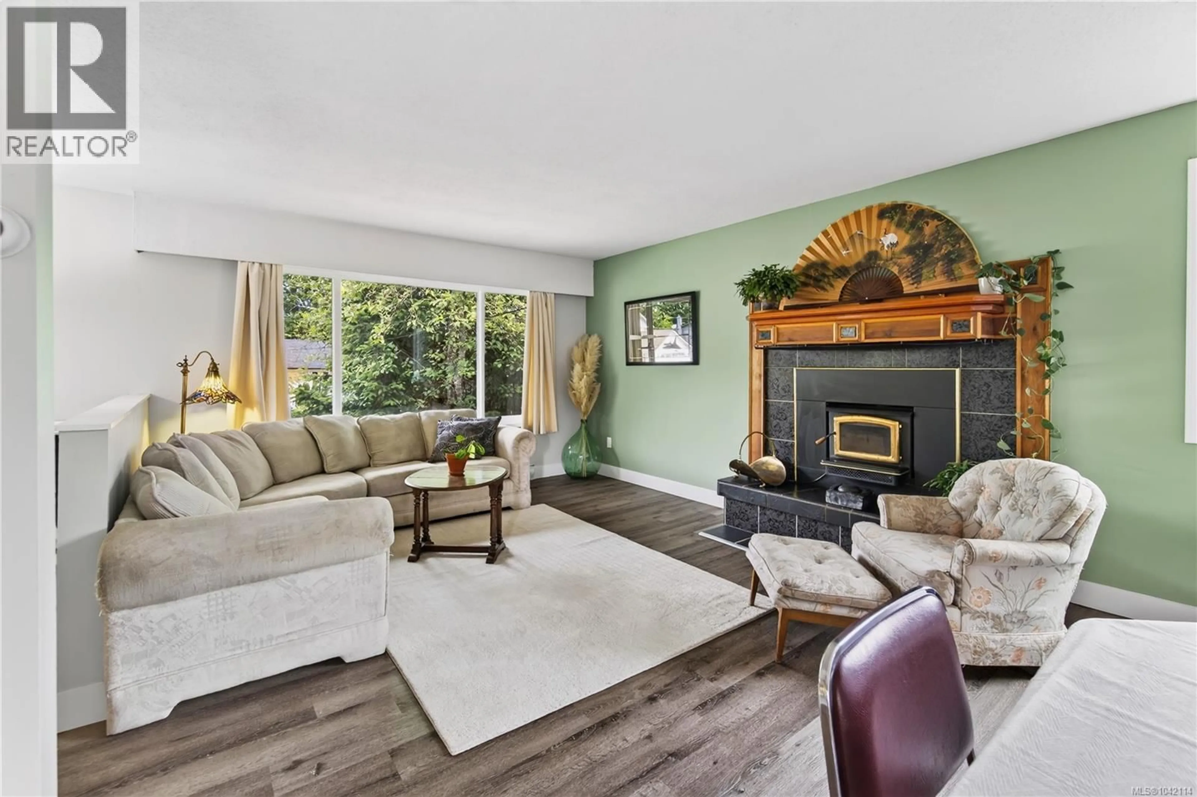 Living room with furniture, wood/laminate floor for 212 KWASSIN CRESCENT, Lake Cowichan British Columbia V0R2G0
