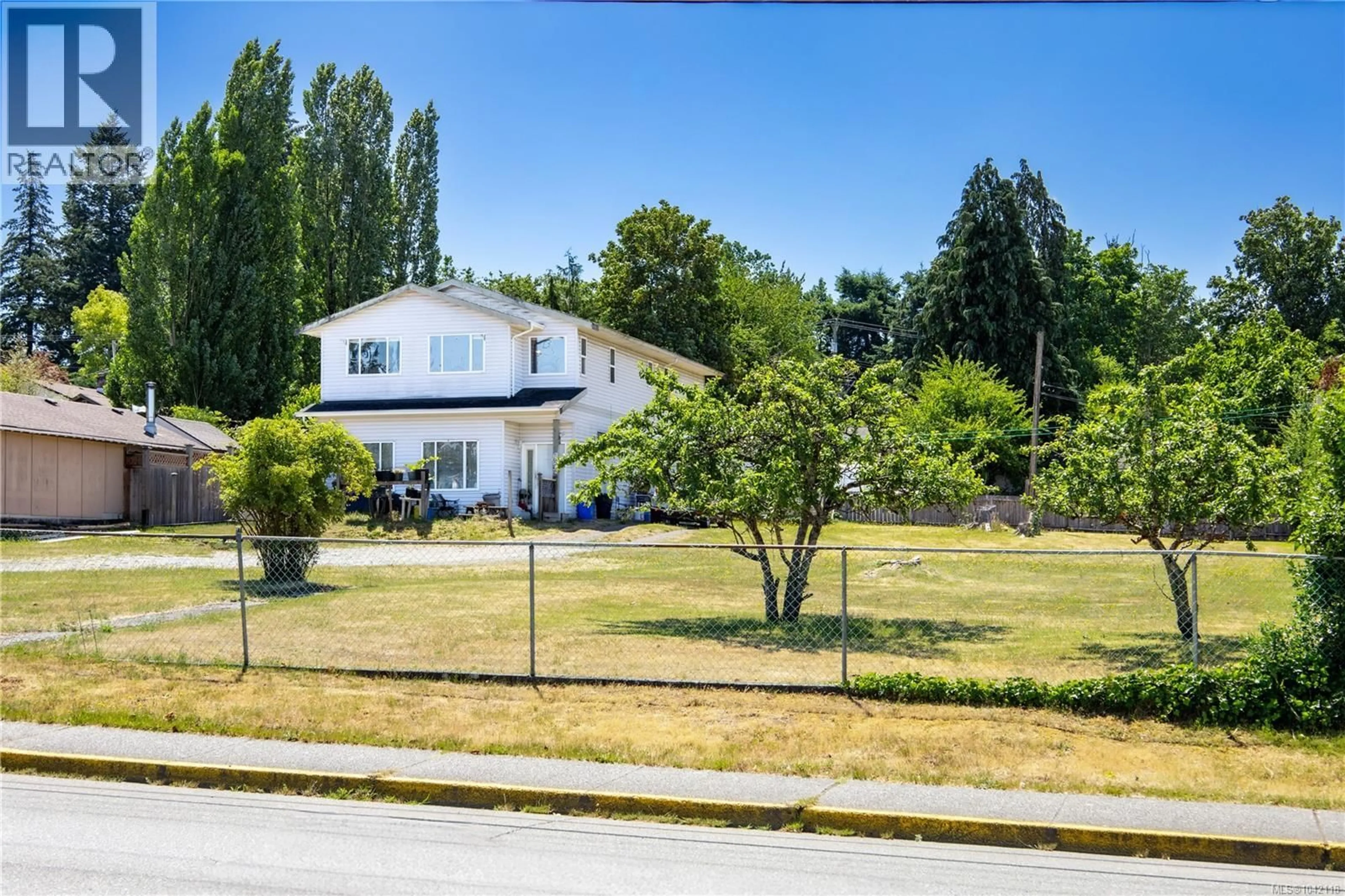 A pic from outside/outdoor area/front of a property/back of a property/a pic from drone, street for 859 9TH AVENUE, Campbell River British Columbia V9W4B4