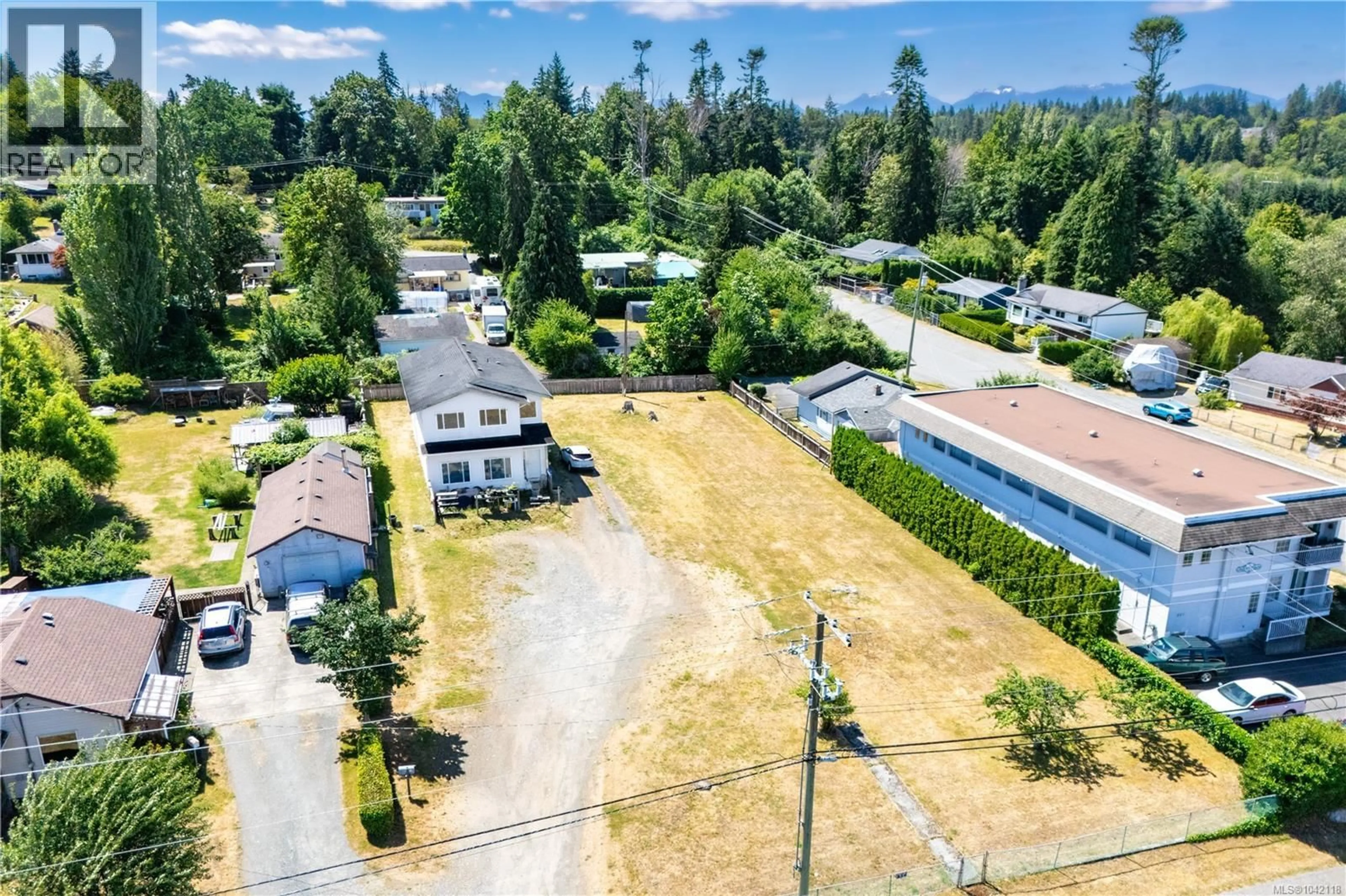 A pic from outside/outdoor area/front of a property/back of a property/a pic from drone, mountain view for 859 9TH AVENUE, Campbell River British Columbia V9W4B4