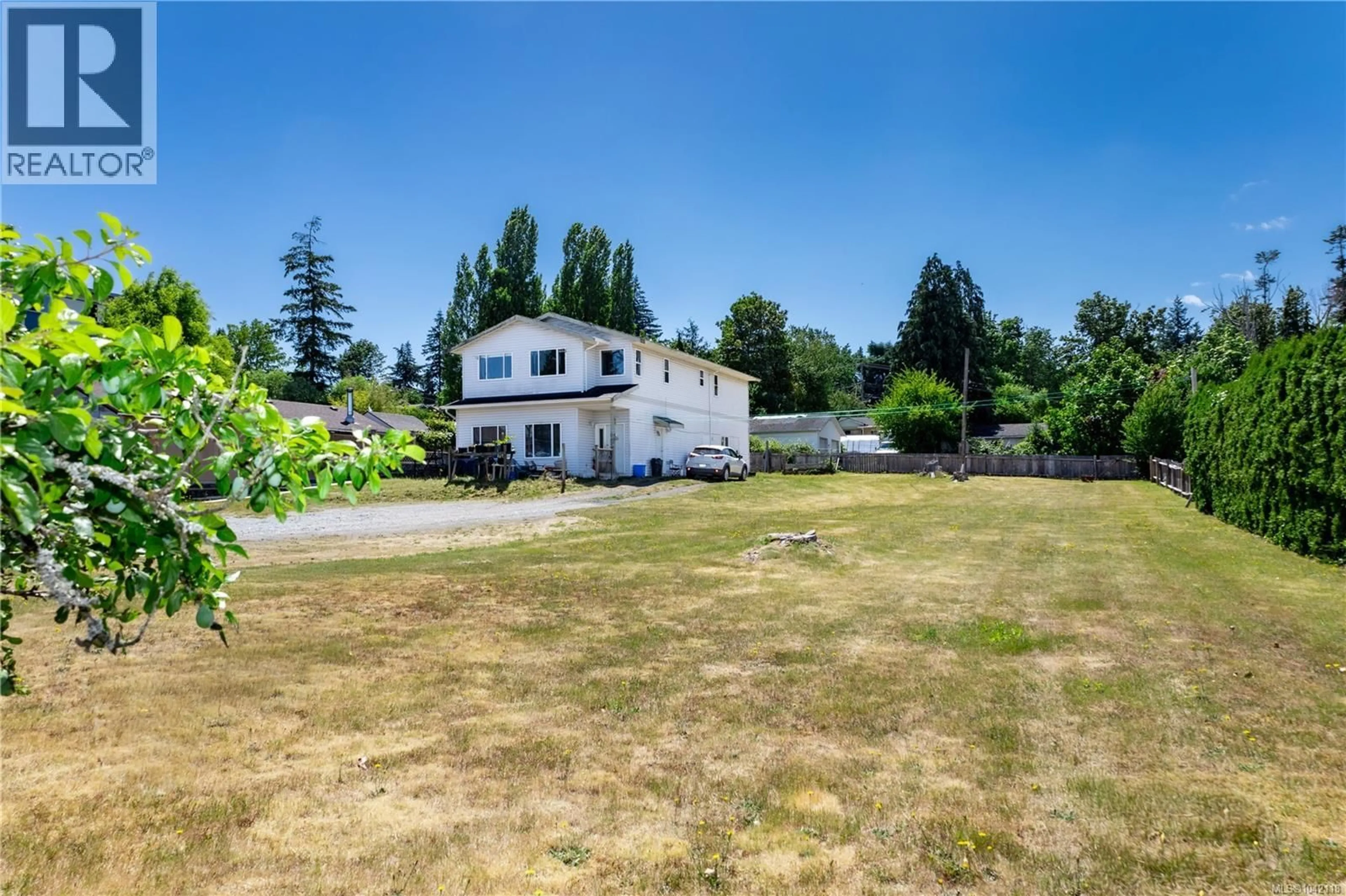 A pic from outside/outdoor area/front of a property/back of a property/a pic from drone, unknown for 859 9TH AVENUE, Campbell River British Columbia V9W4B4